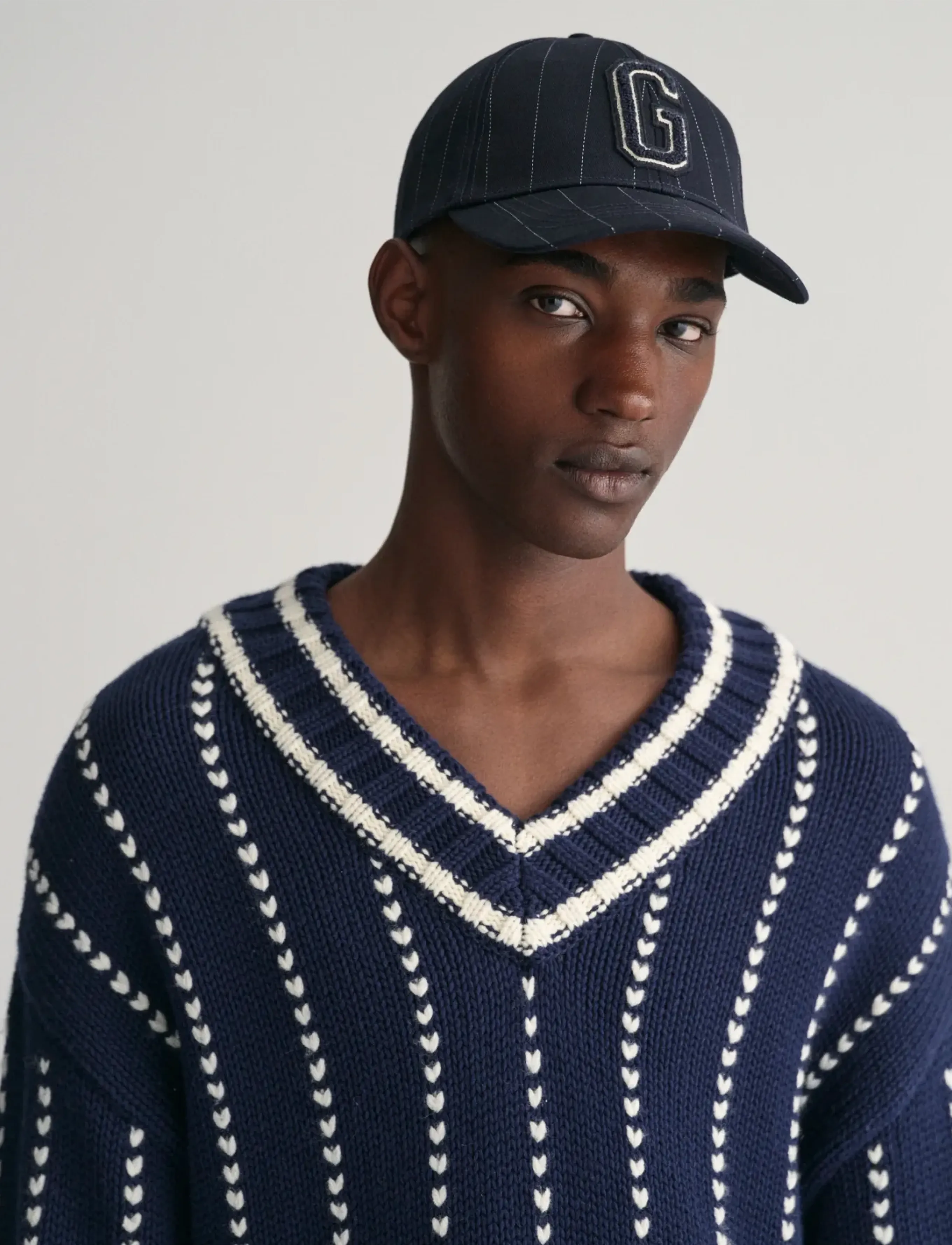 GANT - PINSTRIPED COLLEGIATE V-NECK - evening blue - 4