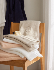 GANT - CREST TOWEL 70X140 - vonios kambario tekstilė - white - 2