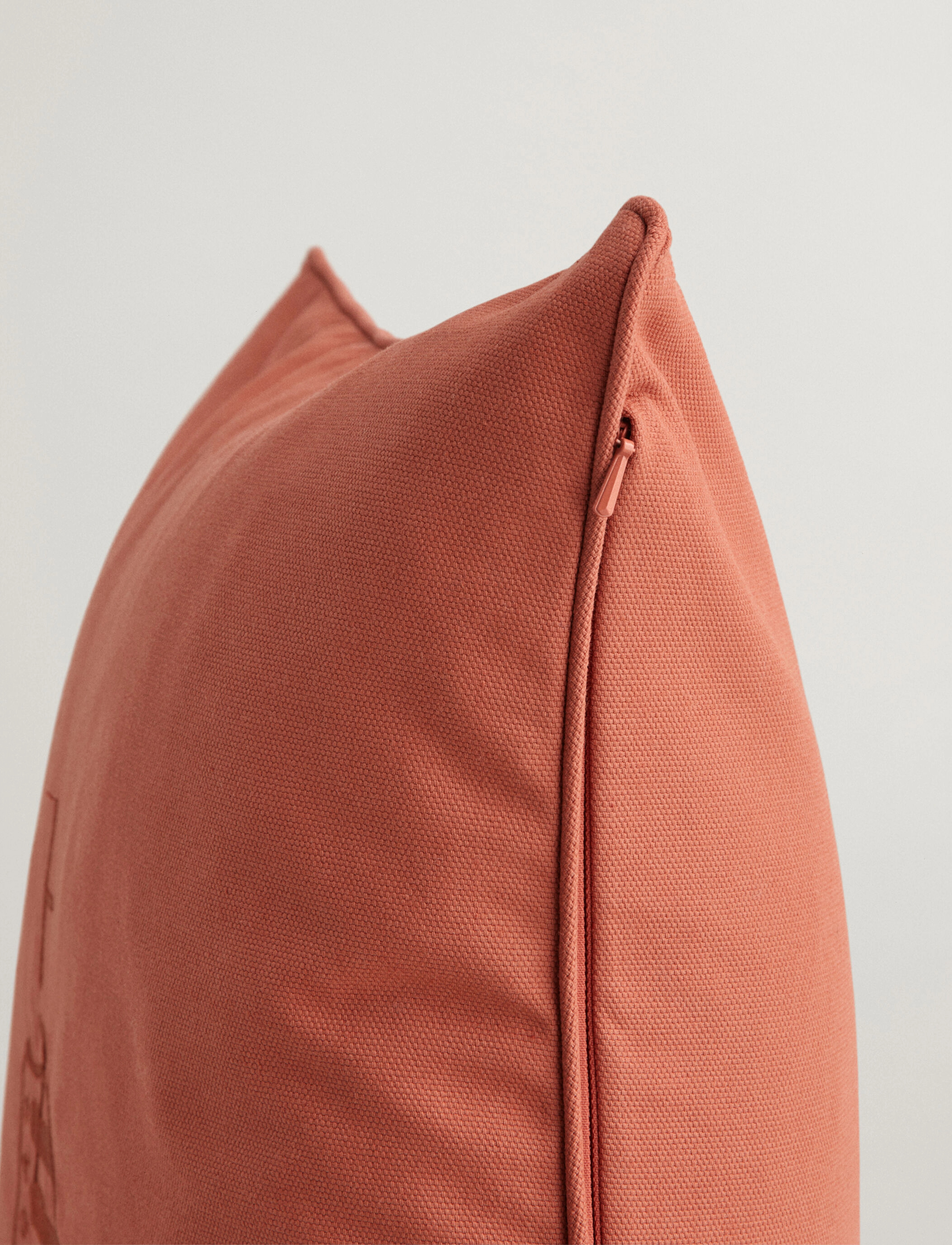 GANT - TONAL ARCHIVE SHIELD CUSHION - blush brown - 1