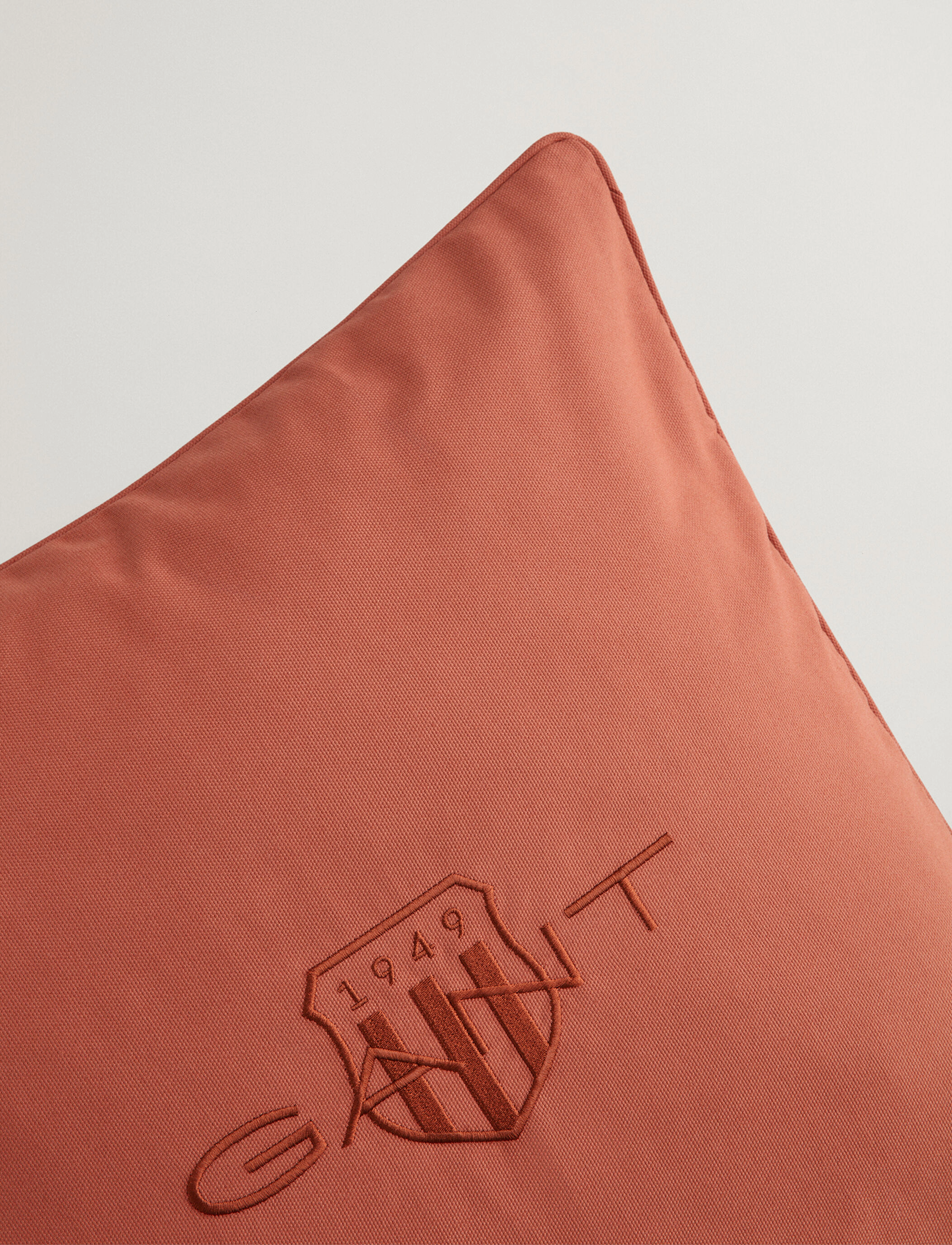 GANT - TONAL ARCHIVE SHIELD CUSHION - blush brown - 2