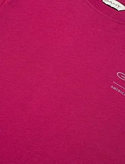 GANT - RELAXED CONTRAST SHIELD T-SHIRT - kortärmade t-shirts - deep fuchsia - 2
