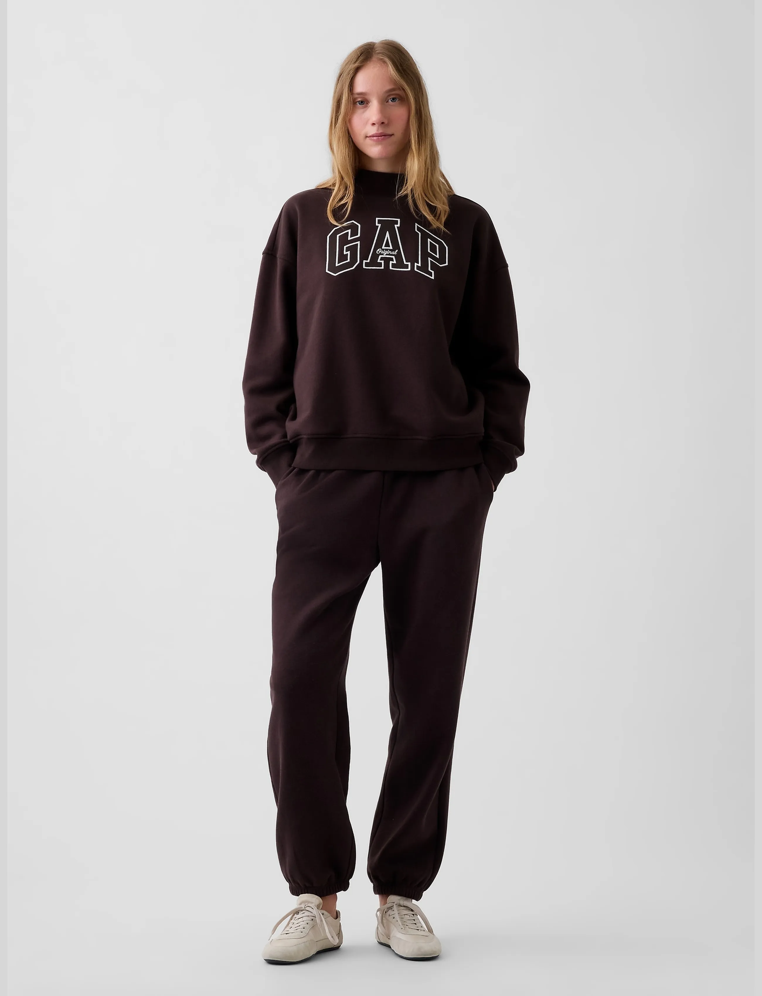 GAP - VintageSoft Oversized Mockneck Logo Sweatshirt - hverdags stil - brown 6 - 4
