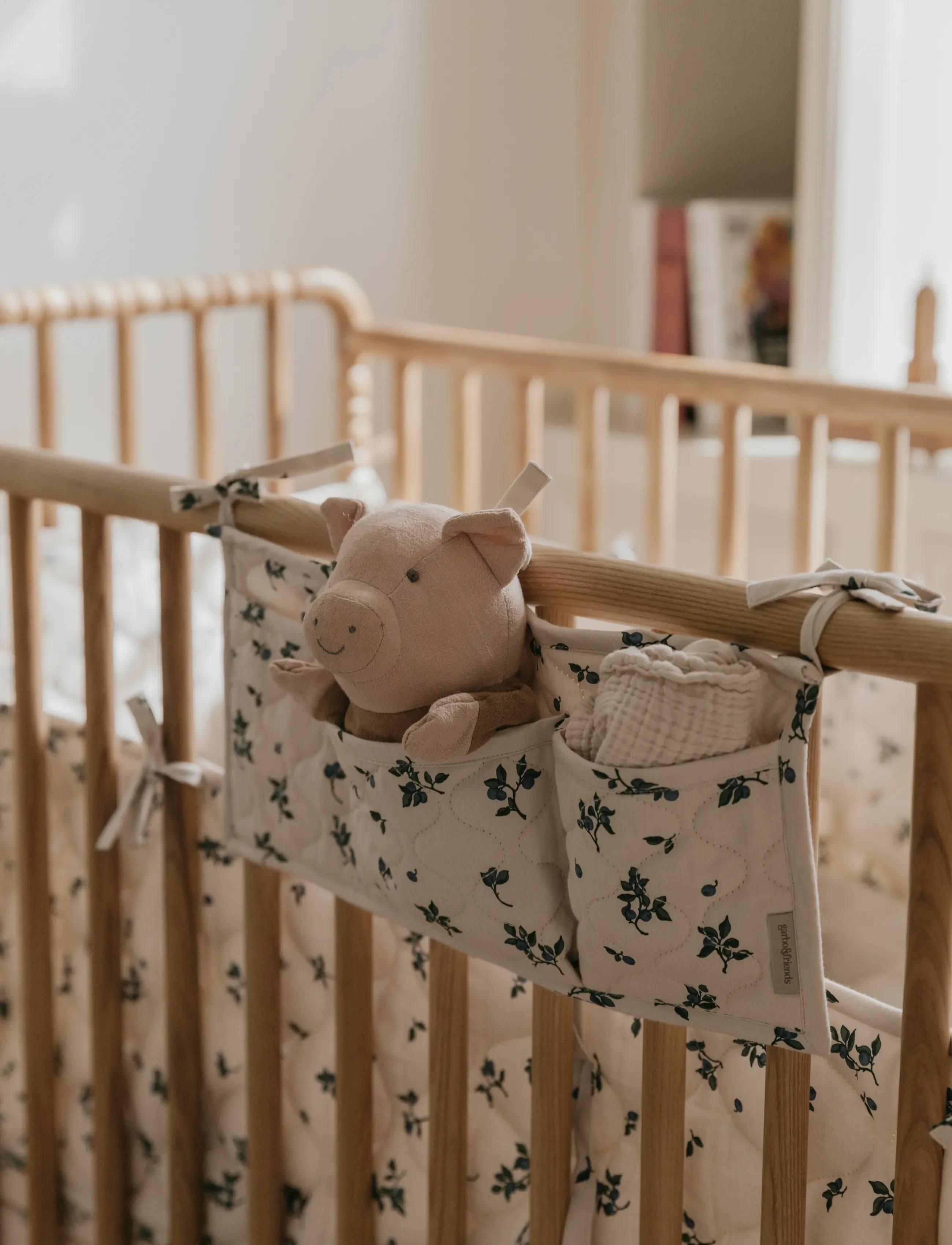 Garbo&Friends Satin Quilted Bed Pocket, 43X18 cm, Baby Beds & Accessories, Creme - Cot Organisers, Kinder