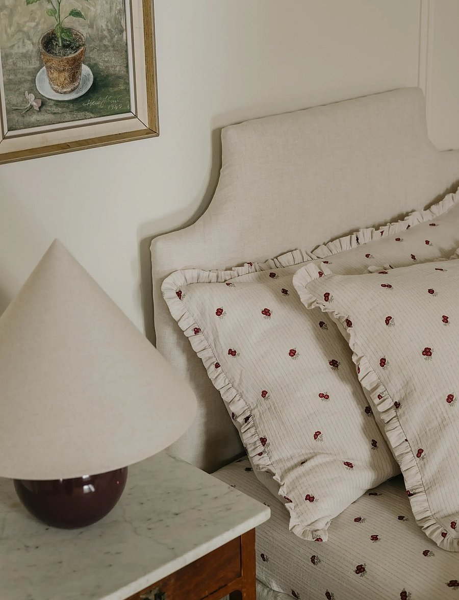 Garbo&Friends - Rosehip Muslin Frill Pillowcase 50x90 cm - spilvendrānas - burghundy - 0