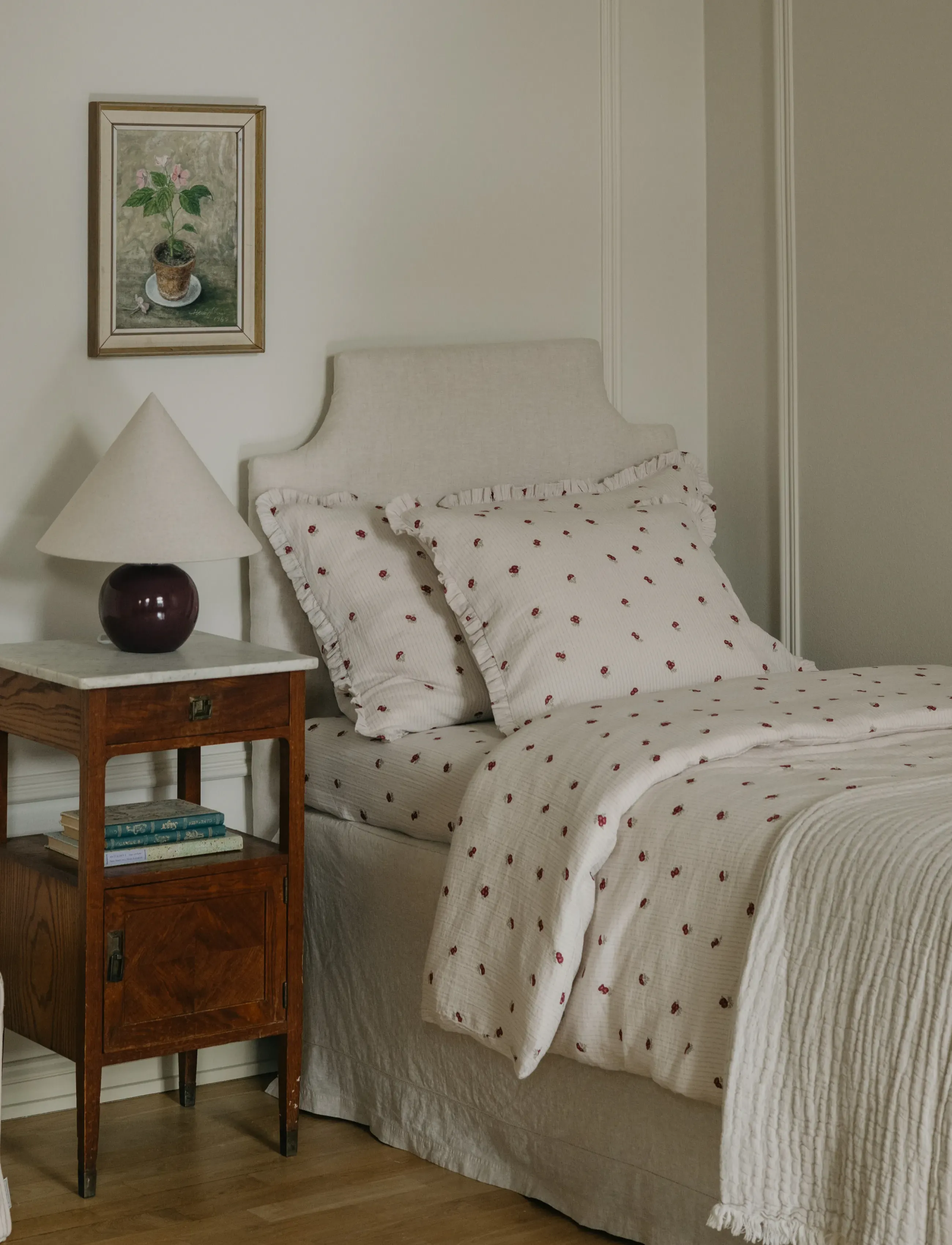 Garbo&Friends - Rosehip  Muslin Frill Pillowcase 50x90 cm - spilvendrānas - burghundy - 2