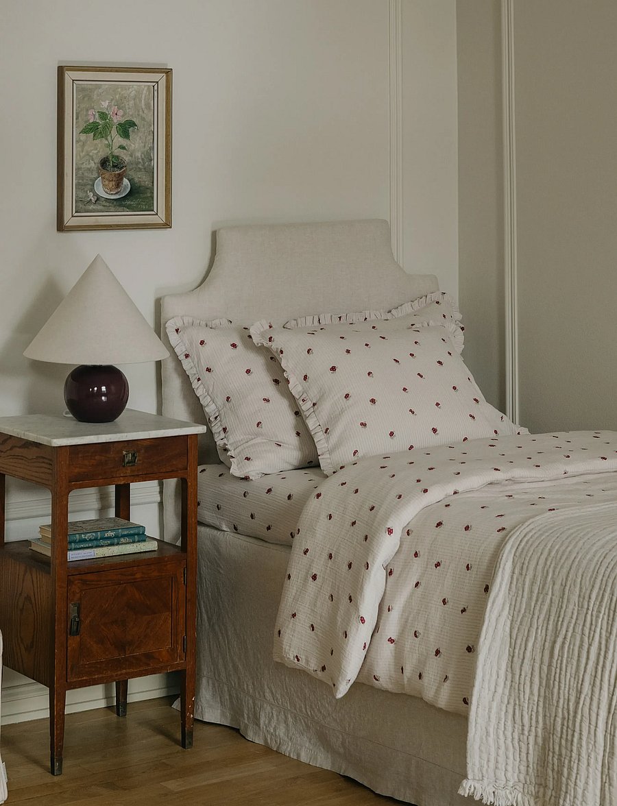 Garbo&Friends - Rosehip Muslin Frill Pillowcase 50x90 cm - spilvendrānas - burghundy - 2