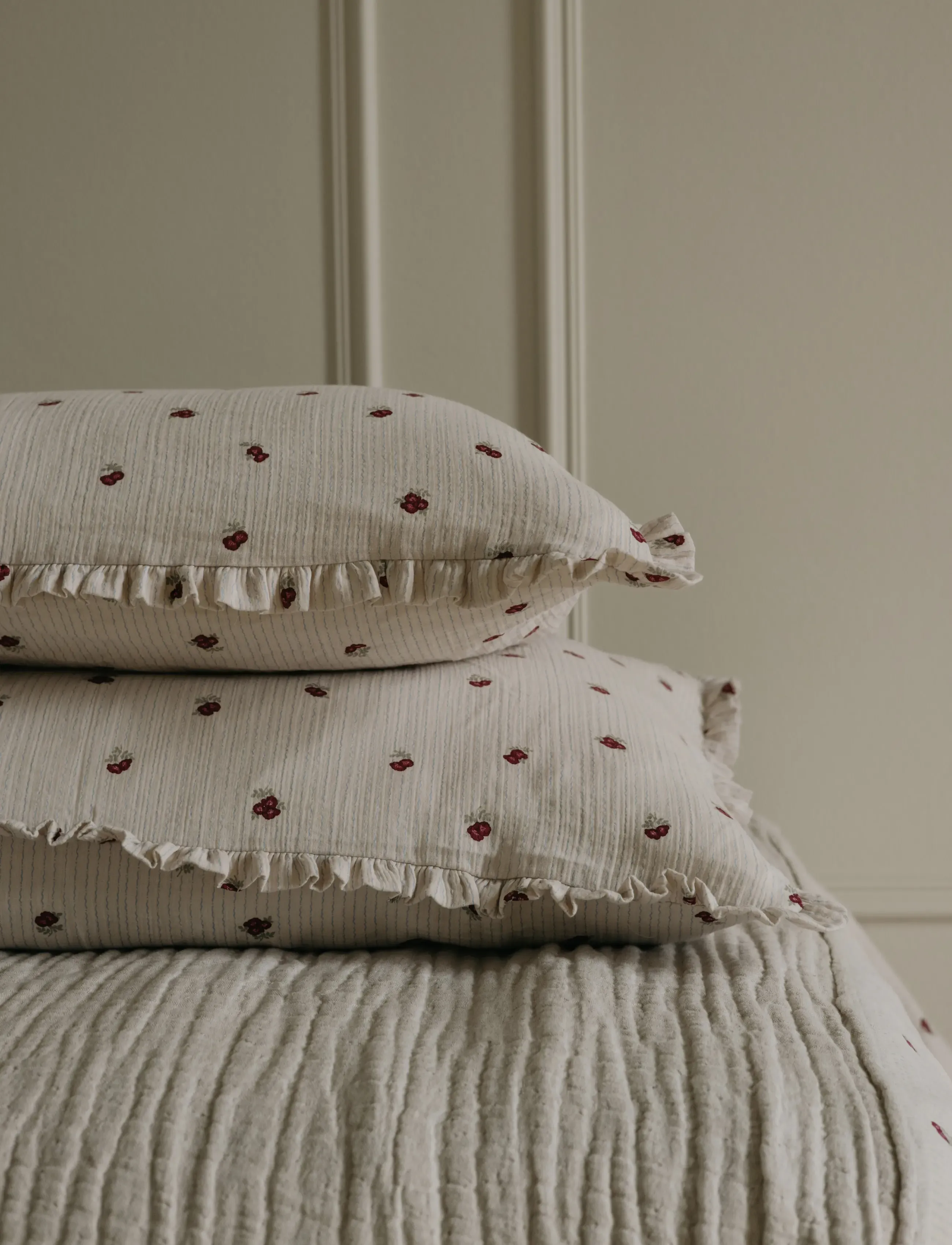 Garbo&Friends - Rosehip  Muslin Frill Pillowcase 50x90 cm - spilvendrānas - burghundy - 3