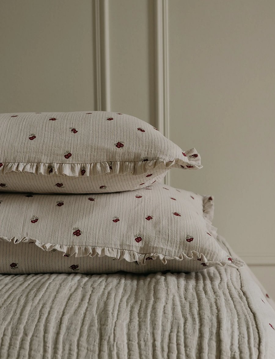 Garbo&Friends - Rosehip Muslin Frill Pillowcase 50x90 cm - spilvendrānas - burghundy - 3