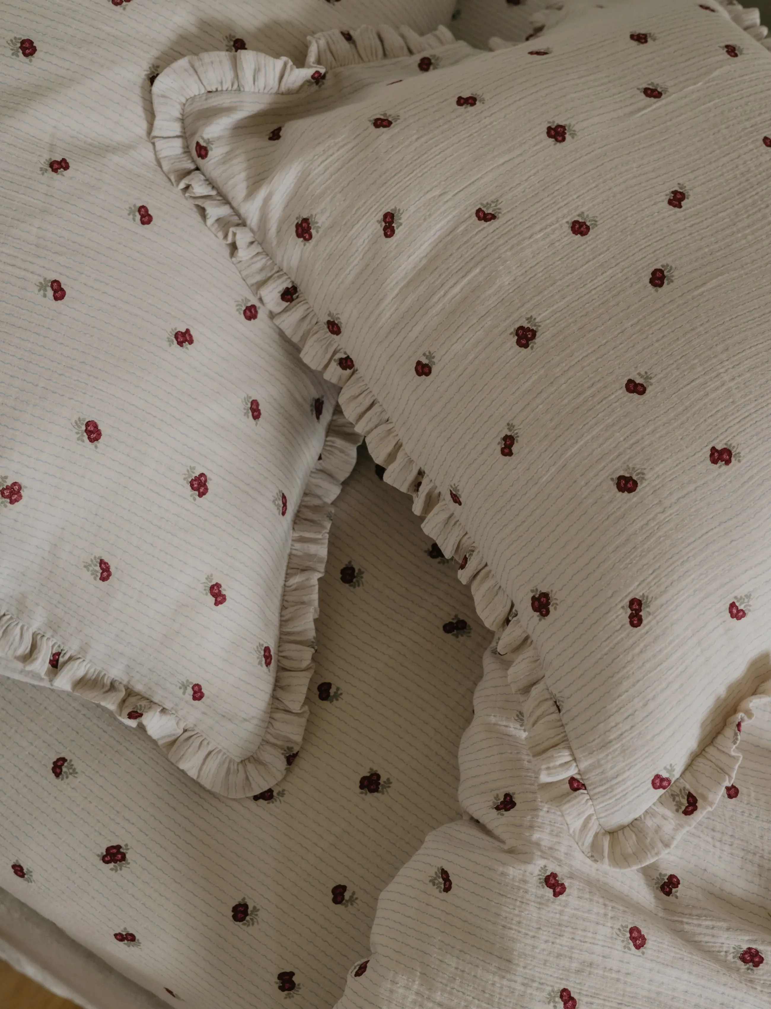 Garbo&Friends - Rosehip  Muslin Frill Pillowcase 50x90 cm - spilvendrānas - burghundy - 4