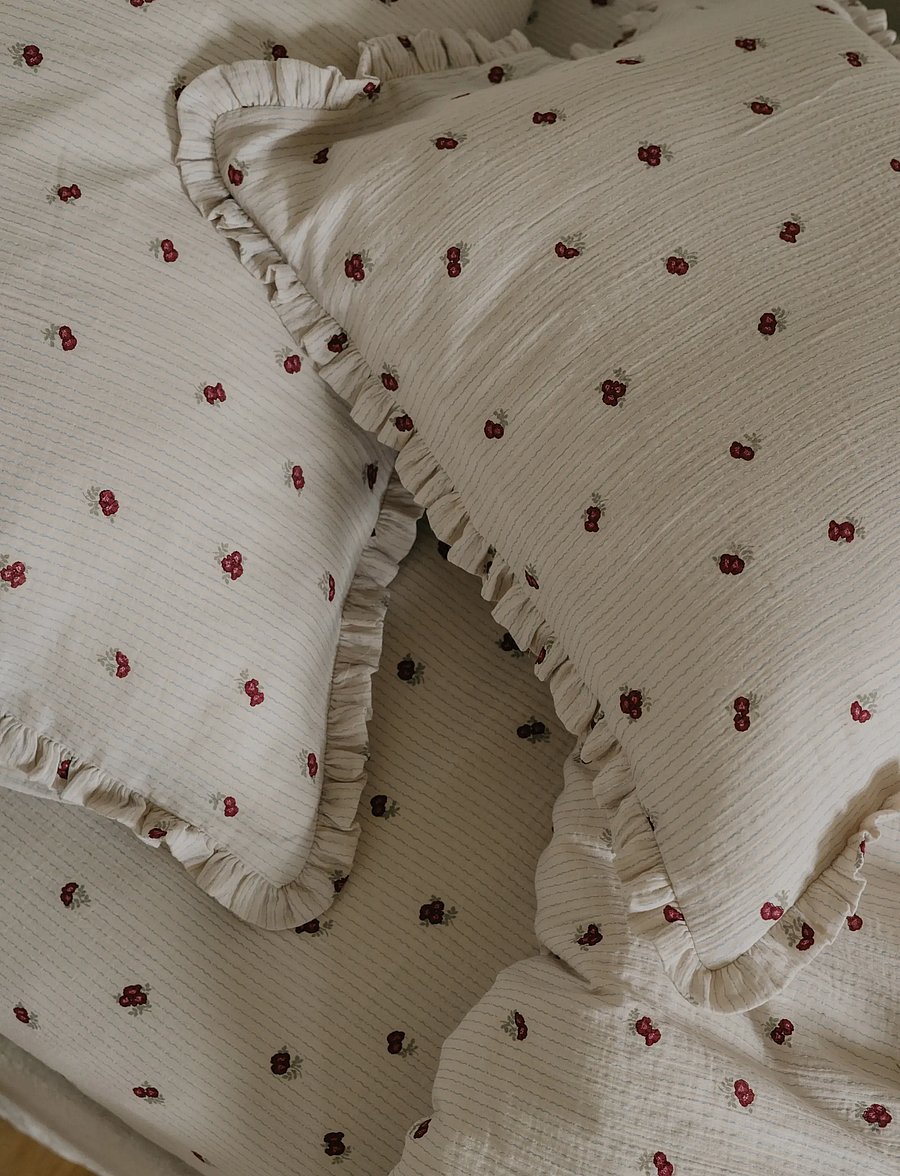 Garbo&Friends - Rosehip Muslin Frill Pillowcase 50x90 cm - spilvendrānas - burghundy - 4