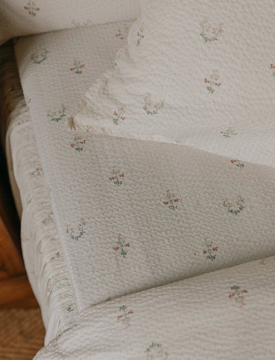 Garbo&Friends - Seersucker Fitted Sheet Junior, 60x120x20 cm, La Fraise - bettlaken - la fraise - 2