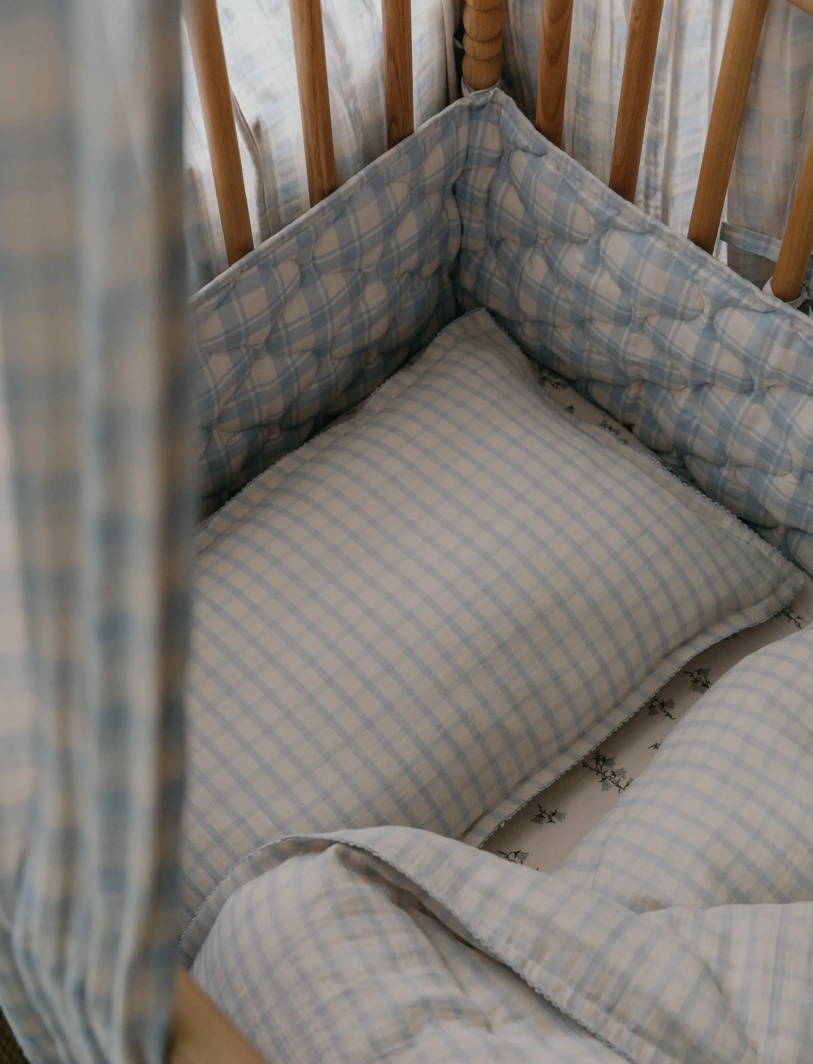 Garbo&Friends Plaid Sky Blue Quilted Crib Bumper, 100X140, Blue, Baby Sleep > Bed Bumper, Børn