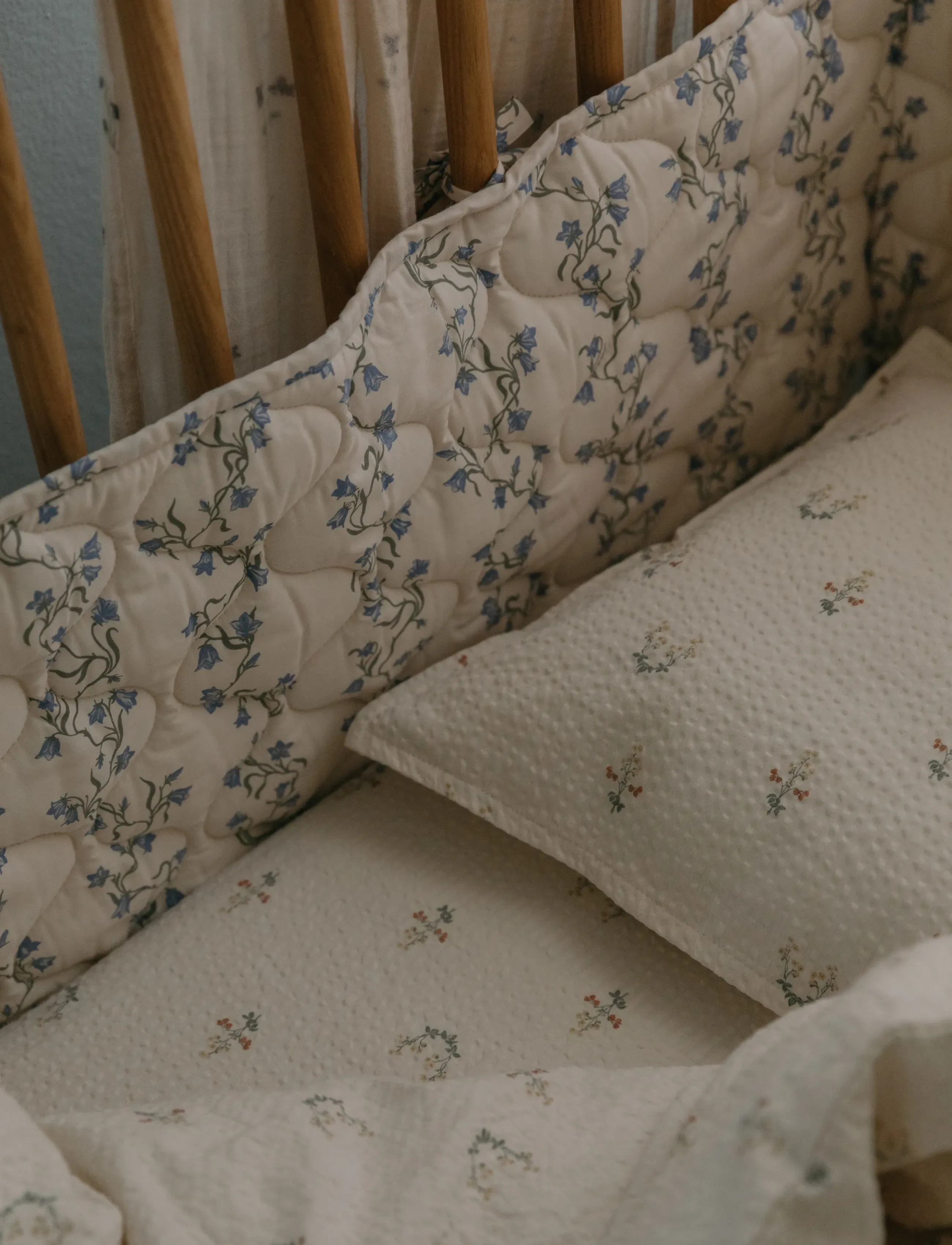 Garbo&Friends Bell Flower Quilted Crib Bumper, 70X140X20, Baby Sleep, Creme - Bed Kinder
