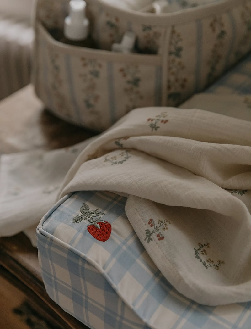 Garbo&Friends - La Fraise Muslin Swaddle Blanket - musliinist tekid - la fraise - 2