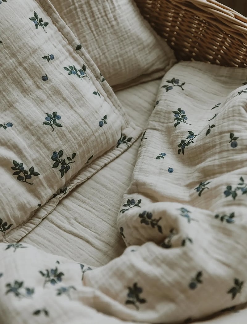 Garbo&Friends - Muslin Bed Set Baby, 70x80/ 28x35 cm, Blueberry - påslakanset - blueberry - 3