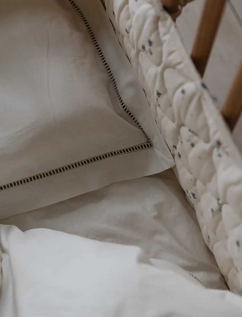 Garbo&Friends - Ladder Lace Bed Set Junior, 100x130/ 35x55 cm, Pearl - voodiriiete komplektid - pearl - 2