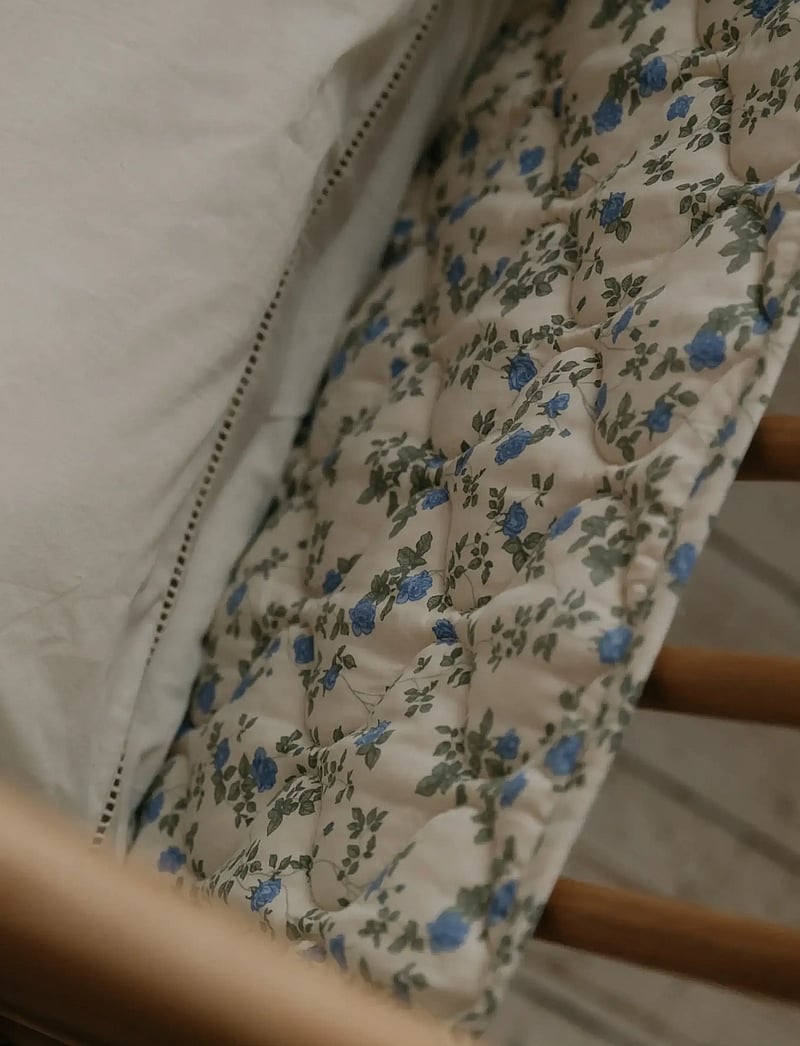 Garbo&Friends - Satin Quilted Crib Bumper, 360x30x0,5 cm, Jardim - spjälsängsskydd - dainty - 3