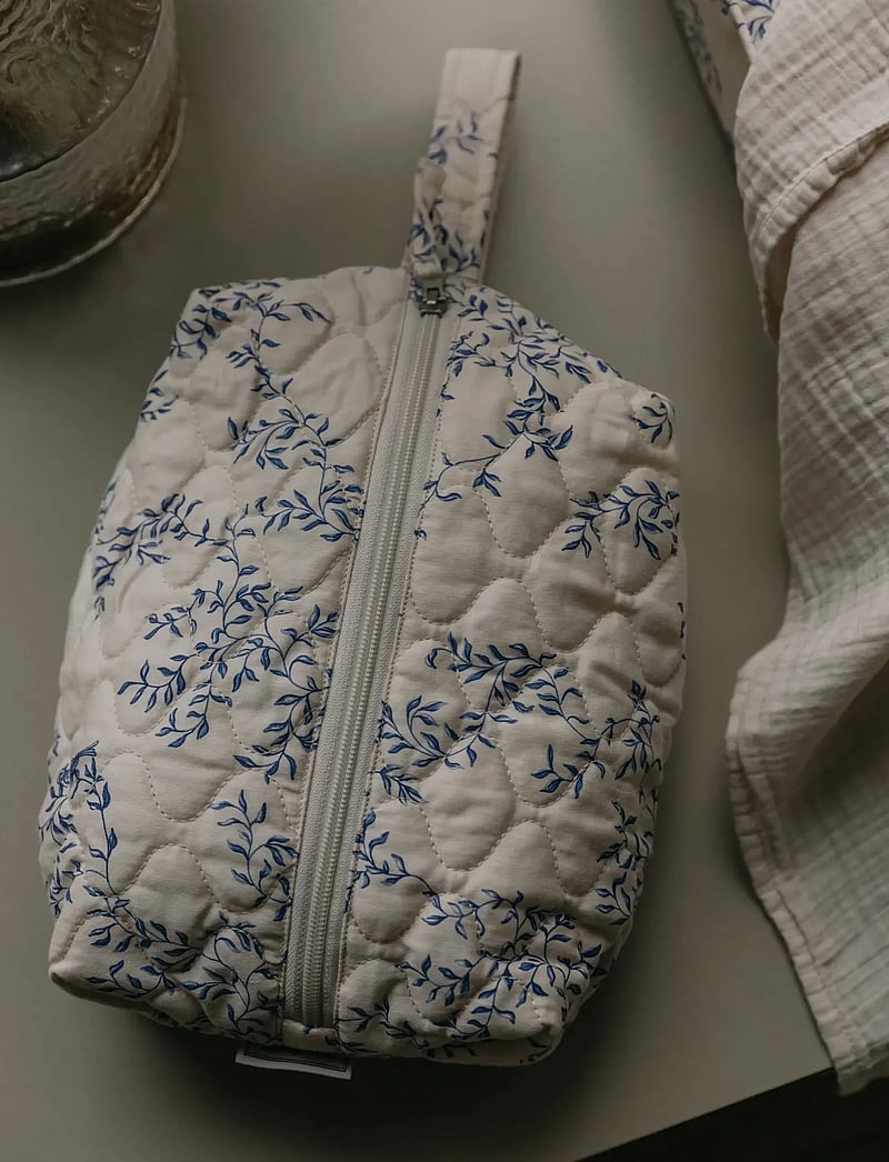 Garbo&Friends - Satin Quilted Toiletry Bag, 26x17x10 cm, Blueberry - tualett-tarvete kott - jardim - 0