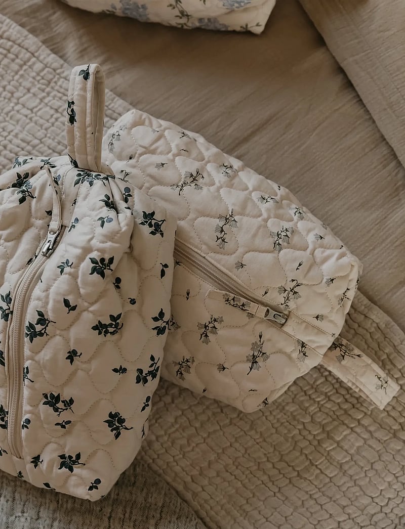 Garbo&Friends - Satin Quilted Toiletry Bag, 26x17x10 cm, Bluebell - necessär - bluebell - 0