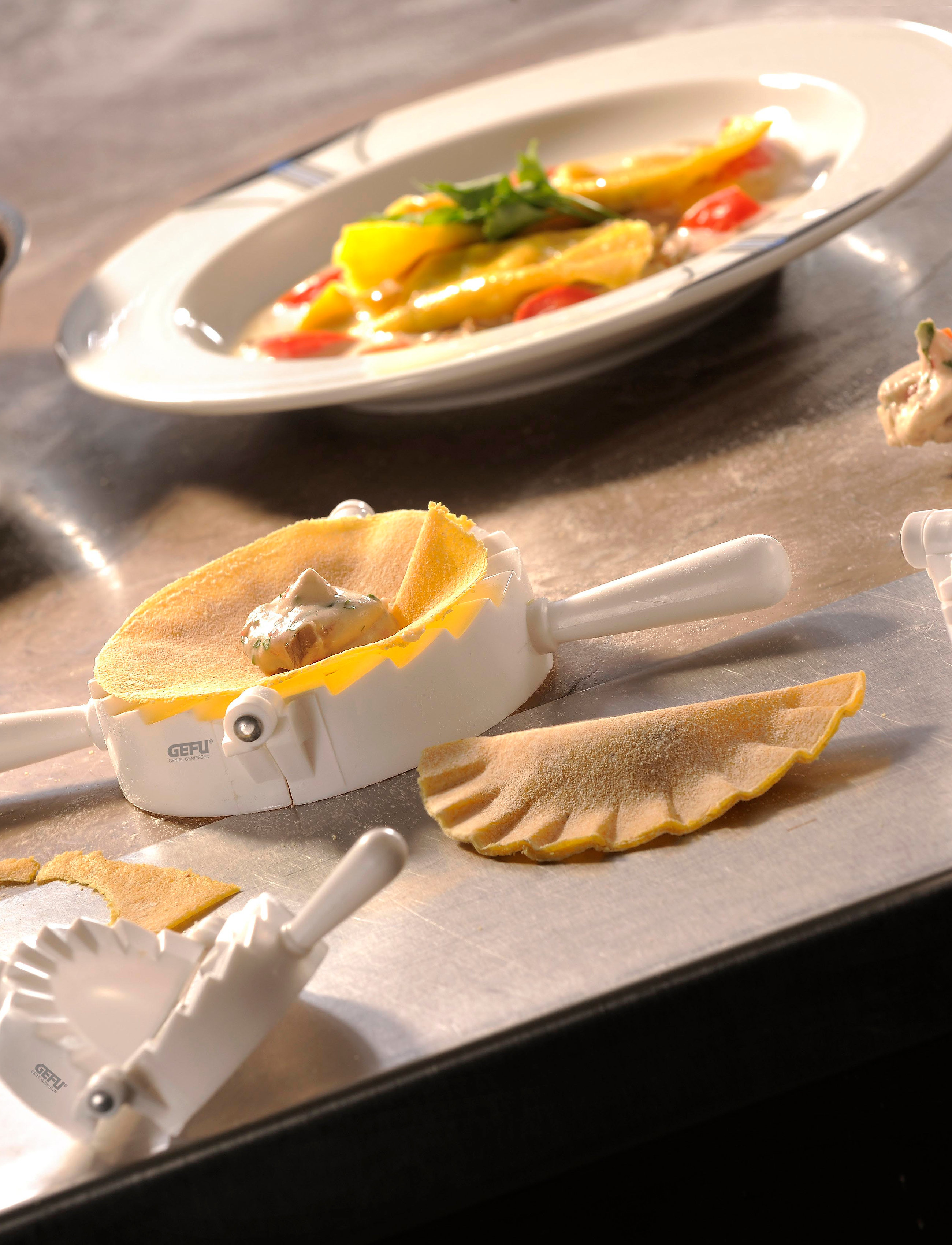 Gefu Ravioliformer I Plast Verona M/3 Runde Dele, Ø 12.5/9.5/6.0 cm, Kitchen Tools, Weiß - Pasta Makers & Accessories, Homeware