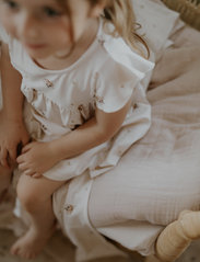 Geggamoja - Geggamoja X Mrs Mighetto Bamboo Frill Dress - kūdikių suknelės be rankovių - beige - 5