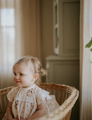 Geggamoja - Geggamoja X Mrs Mighetto Bamboo Frill Dress - kūdikių suknelės be rankovių - pouder - 1