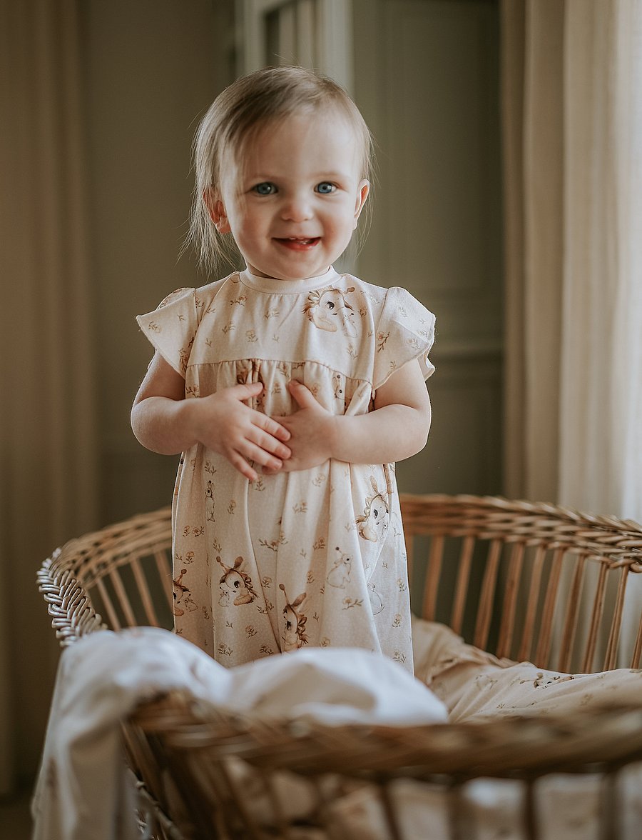 Geggamoja - Geggamoja X Mrs Mighetto Bamboo Frill Dress - vauvojen hihattomat mekot - pouder - 2