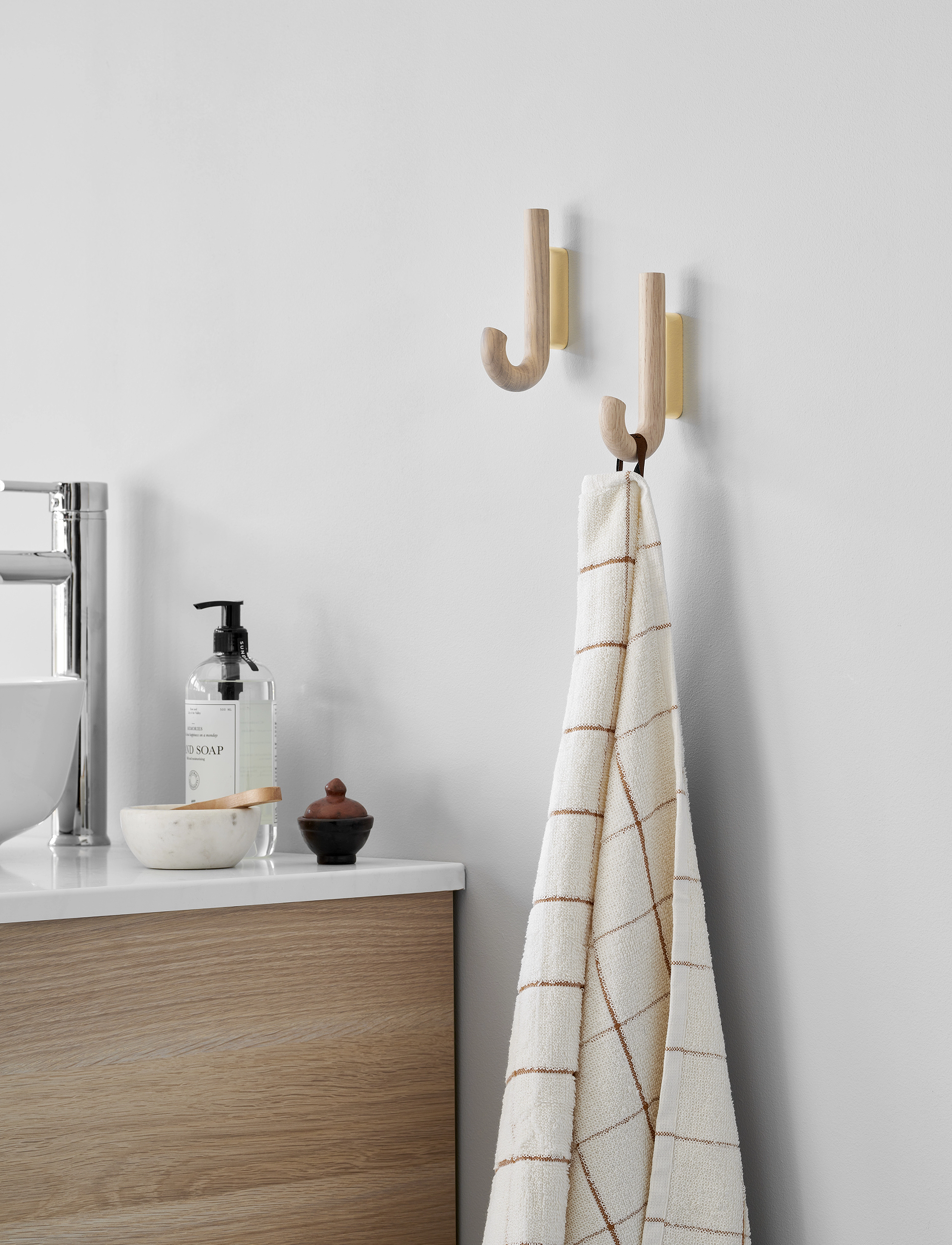Gejst Hook Hanger Mini Oak/Brass, H:13.3 cm, Hooks & Knobs, Braun - Hooks, Homeware