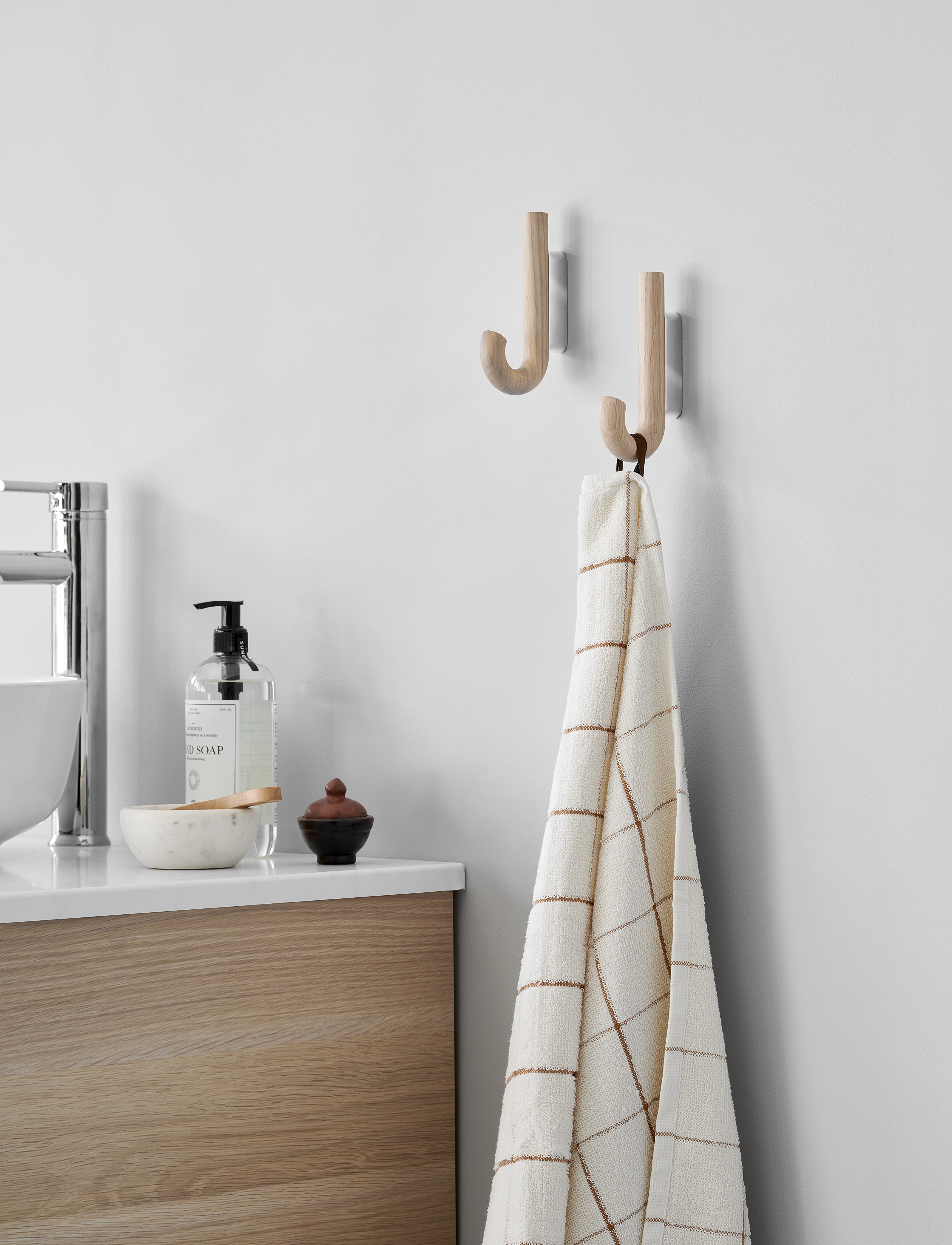 Gejst Hook Hanger Mini Oak/Chrome, H:13.3 cm, Hooks & Knobs, Braun - Hooks, Homeware