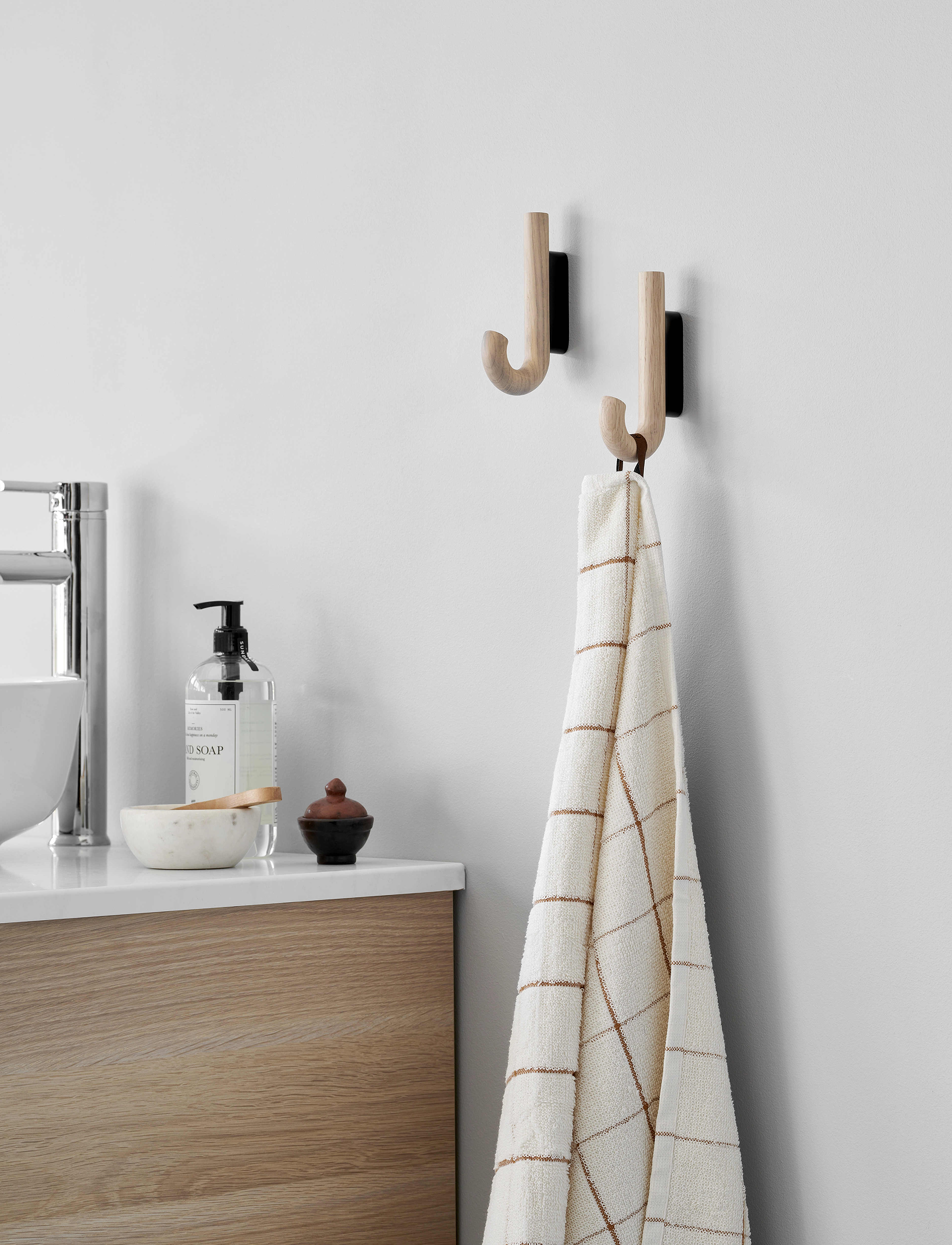 Gejst Hook Hanger Mini Oak/Black, H:13.3 cm, Hooks & Knobs, Braun - Hooks, Homeware
