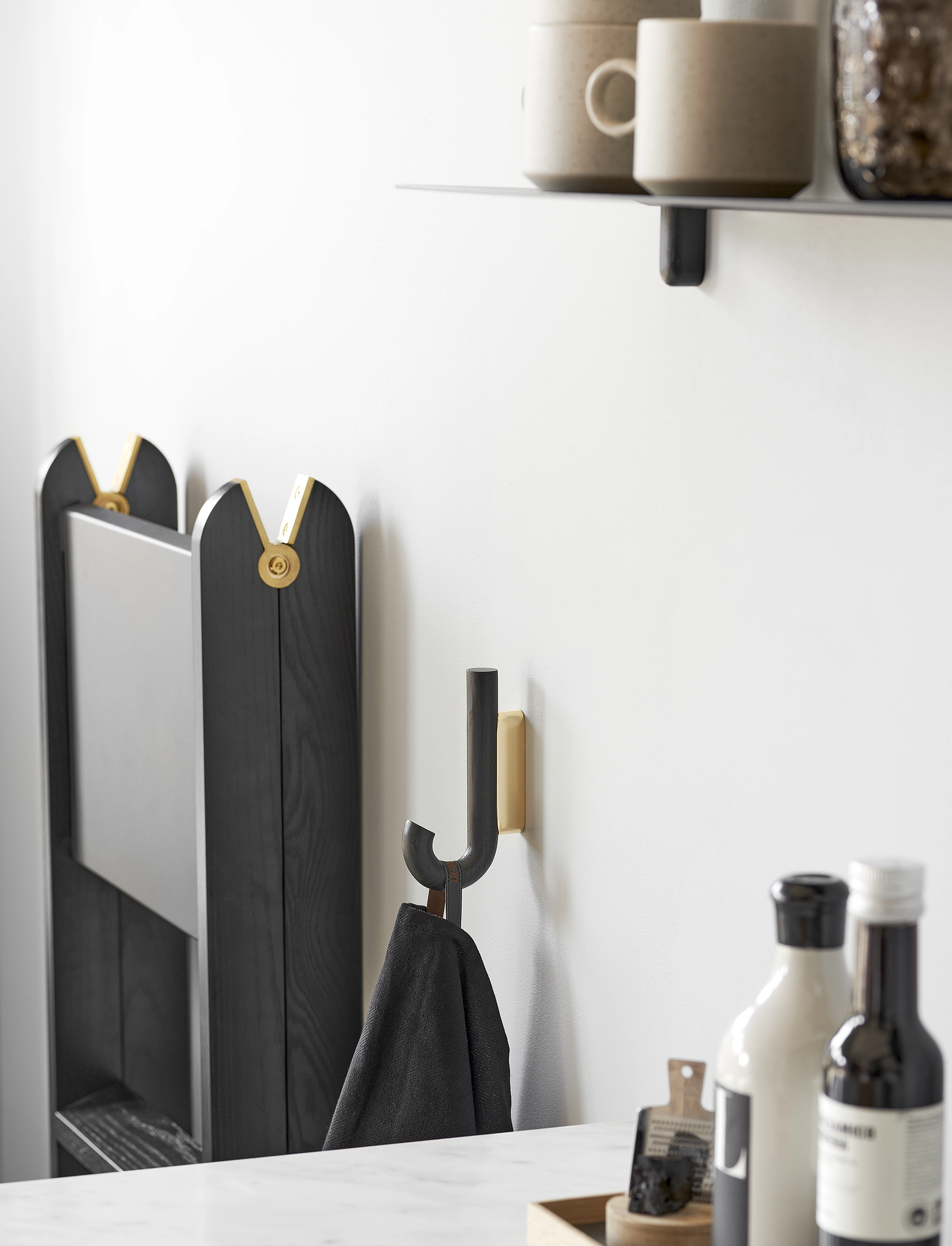 Gejst Hook Hanger Mini Black Oak/Brass, H:13.3 cm, Hooks & Knobs, Schwarz - Hooks, Homeware