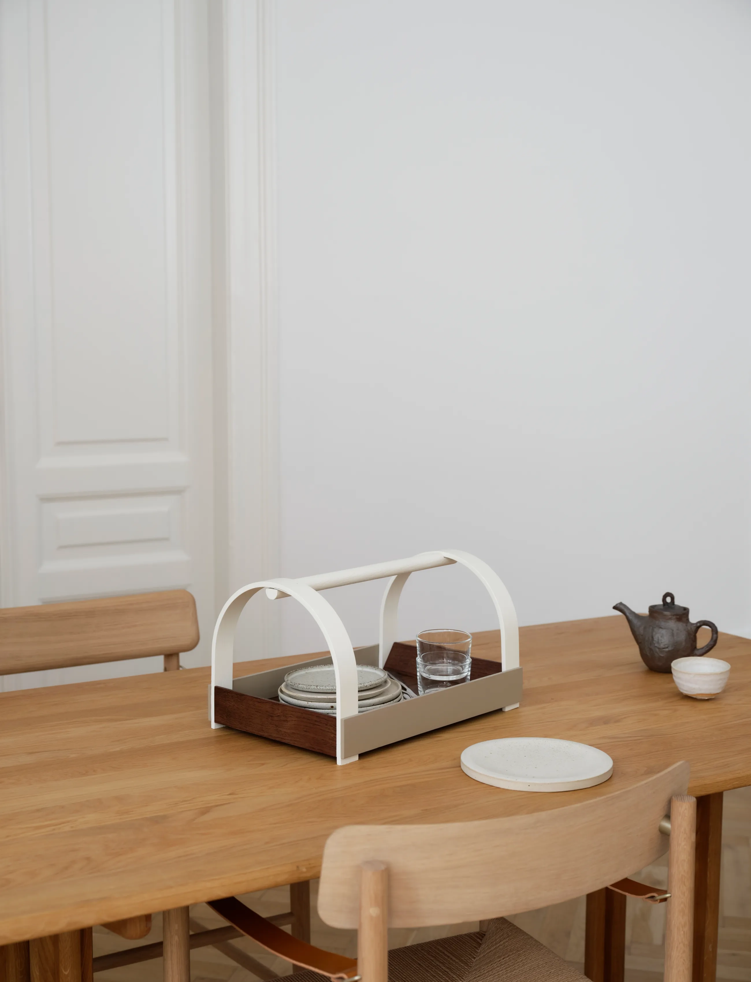 Gejst - KYDO tray Dark Oak Beige White - tabletts - dark oak beige white - 2