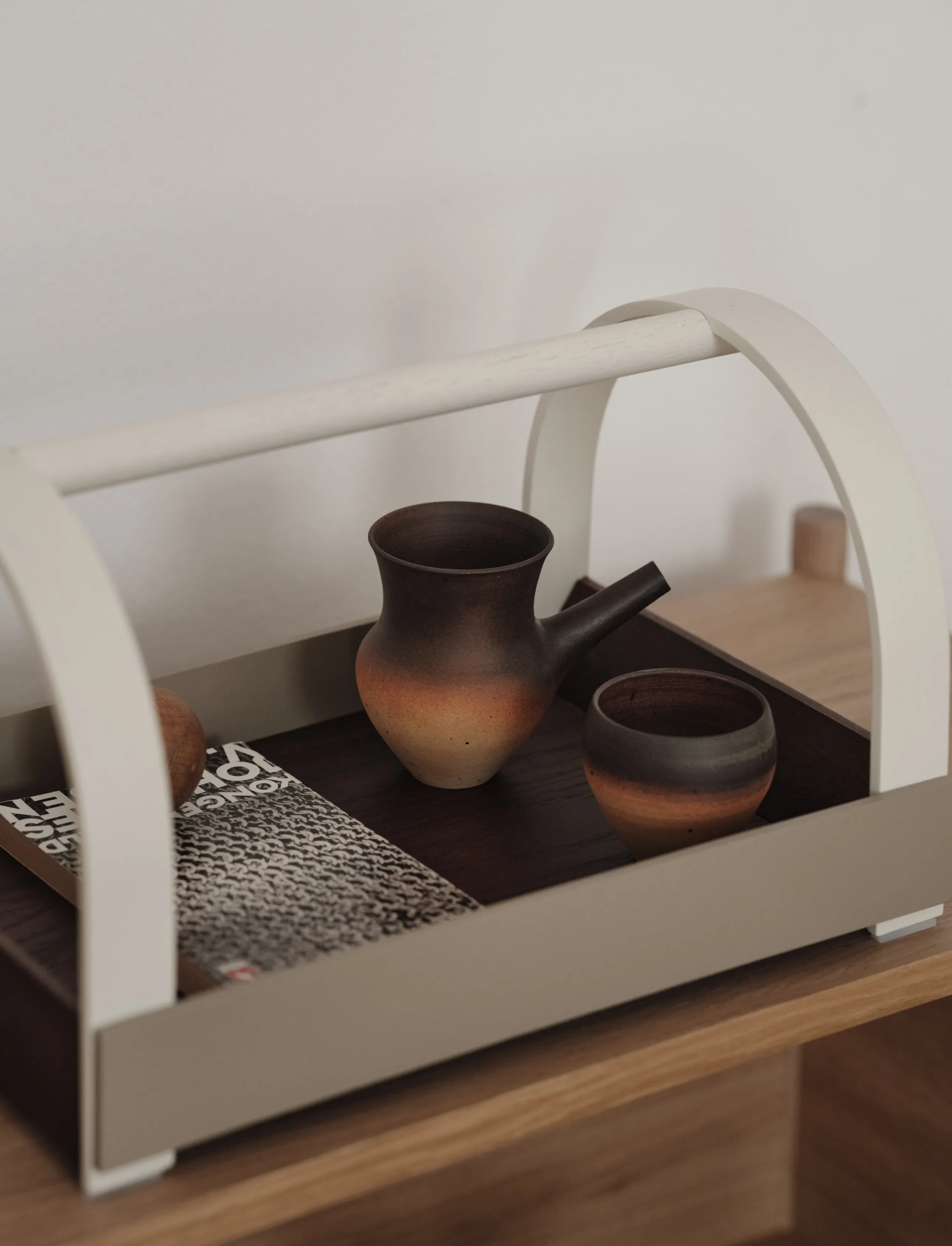 Gejst - KYDO tray Dark Oak Beige White - tabletts - dark oak beige white - 4