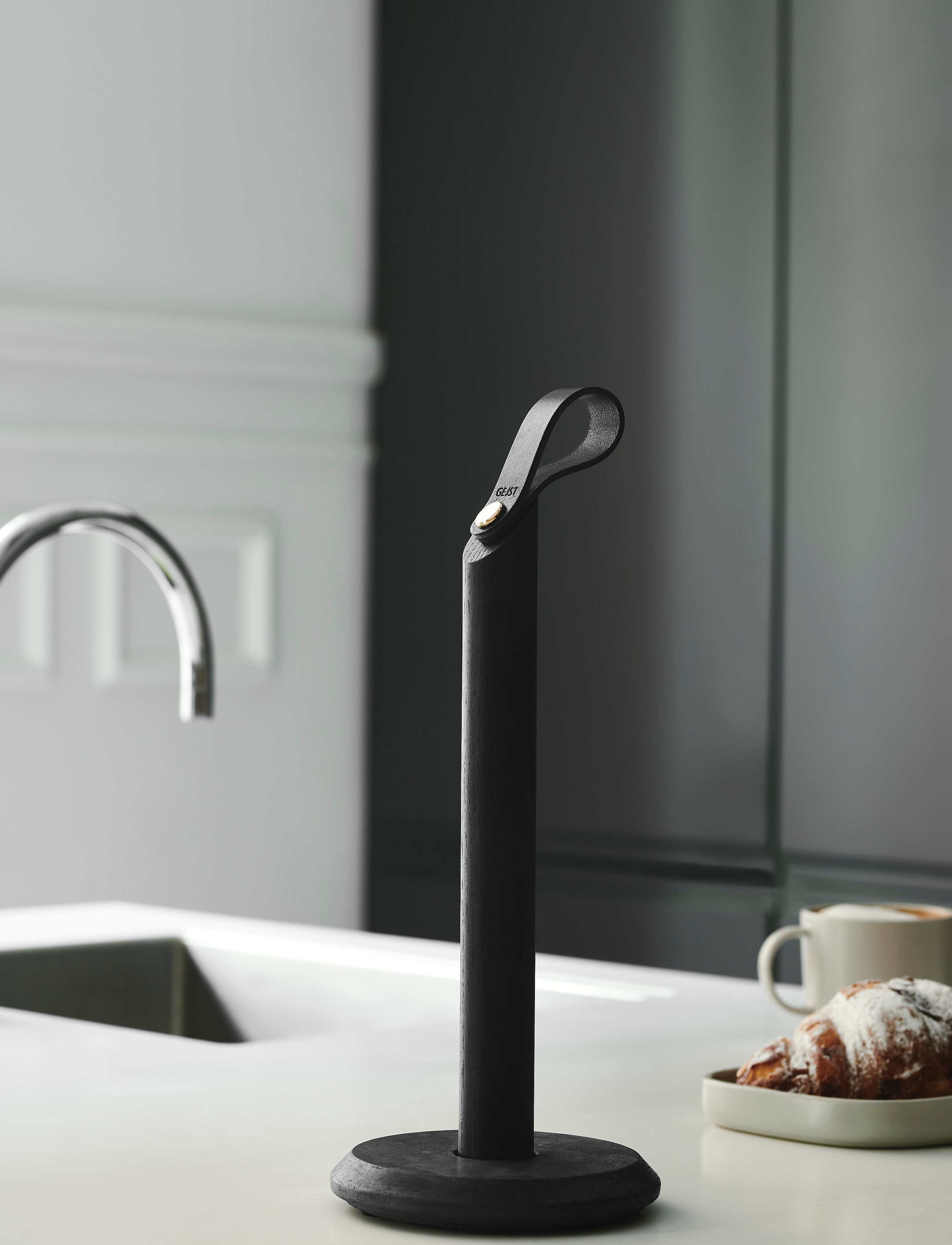 Gejst Grab Kitchen Roll Holder Black, H:31.5 cm, Kitchen, Schwarz - Household Paperholder, Homeware