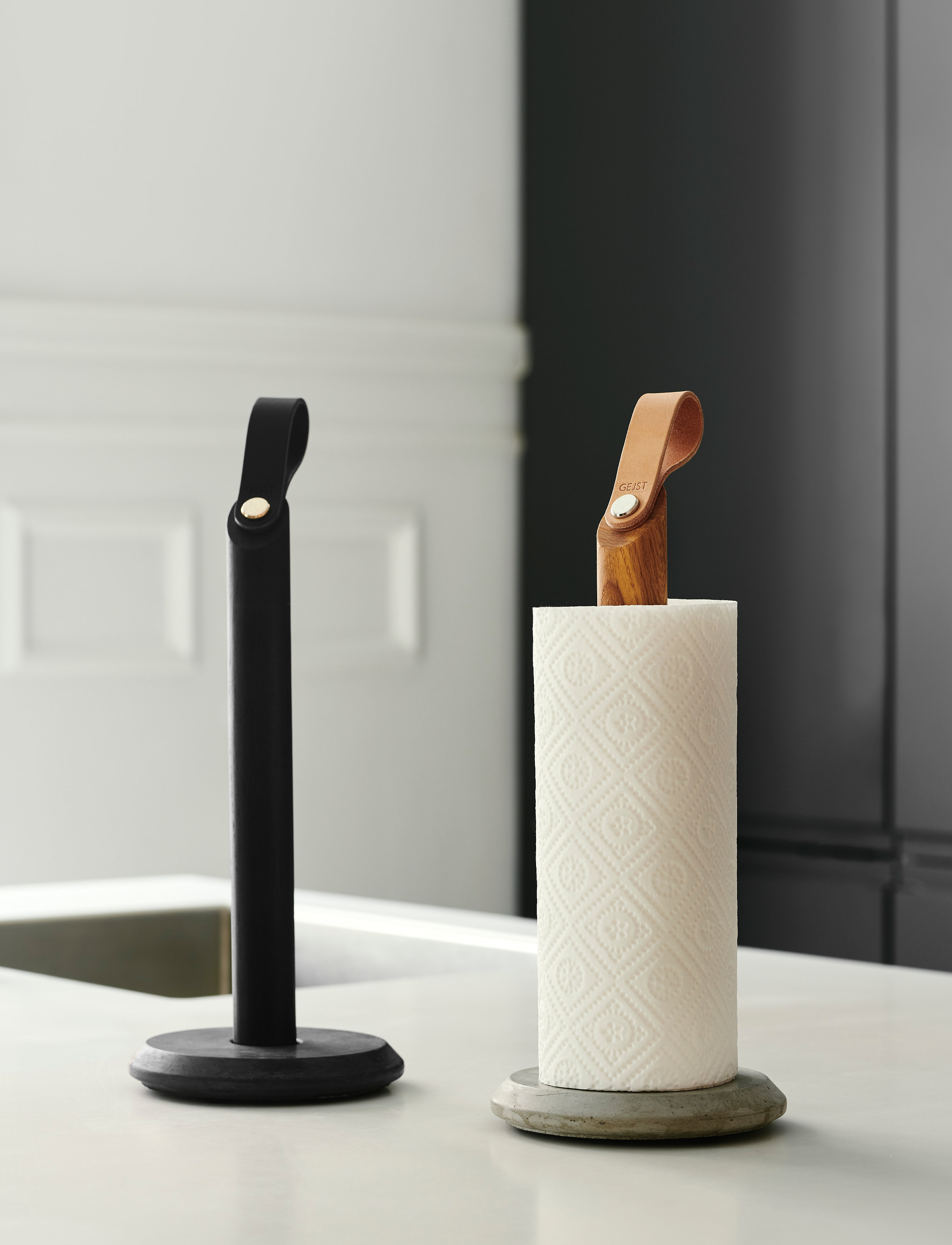 Gejst - Grab kitchen roll holder black - kitchen roll holders - black oak - 4