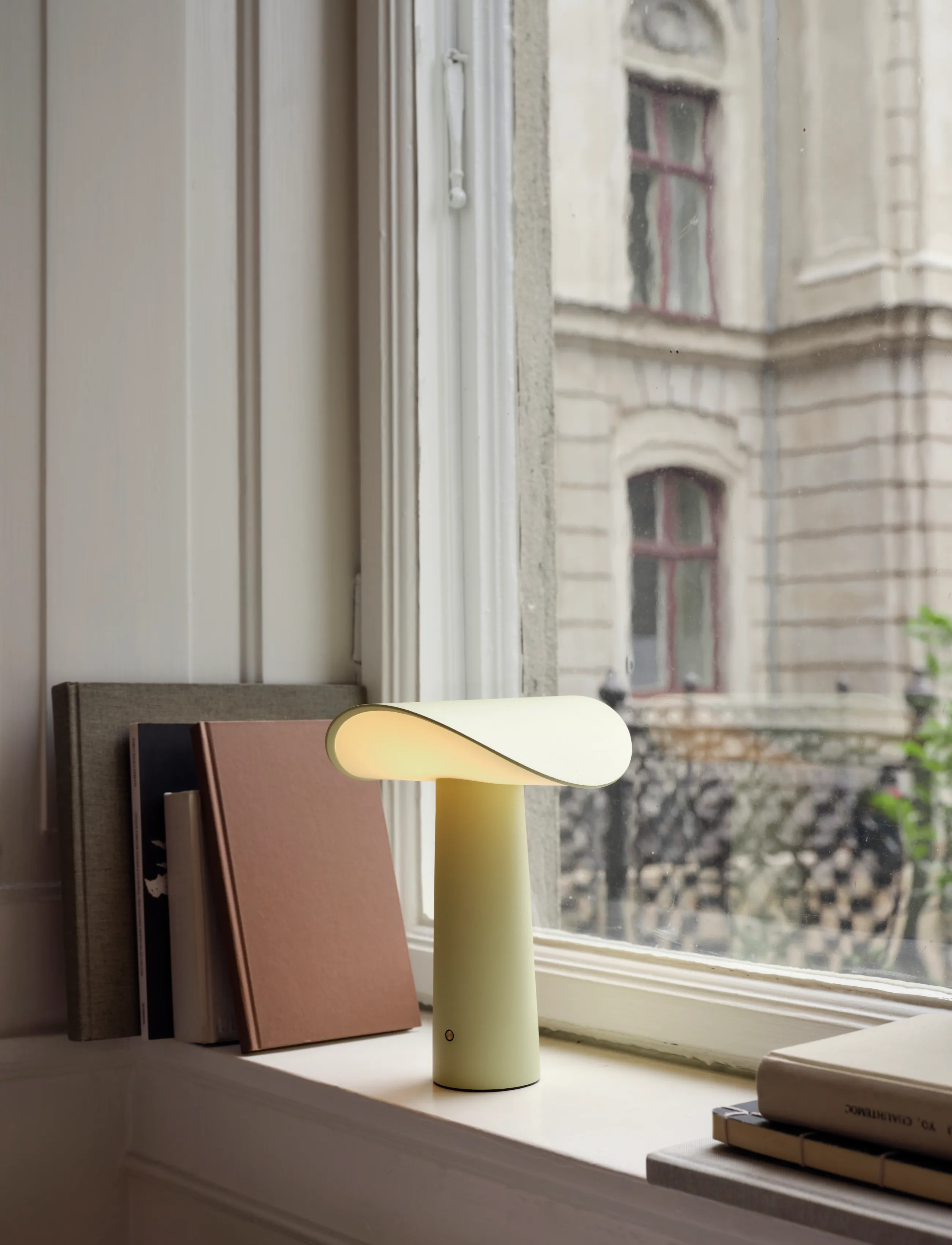 Gejst Lium Portable Lamp, 22.5 cm X 17.5 cm X 16.5 cm, Yellow, Lamper > Bordlamper, Unisex