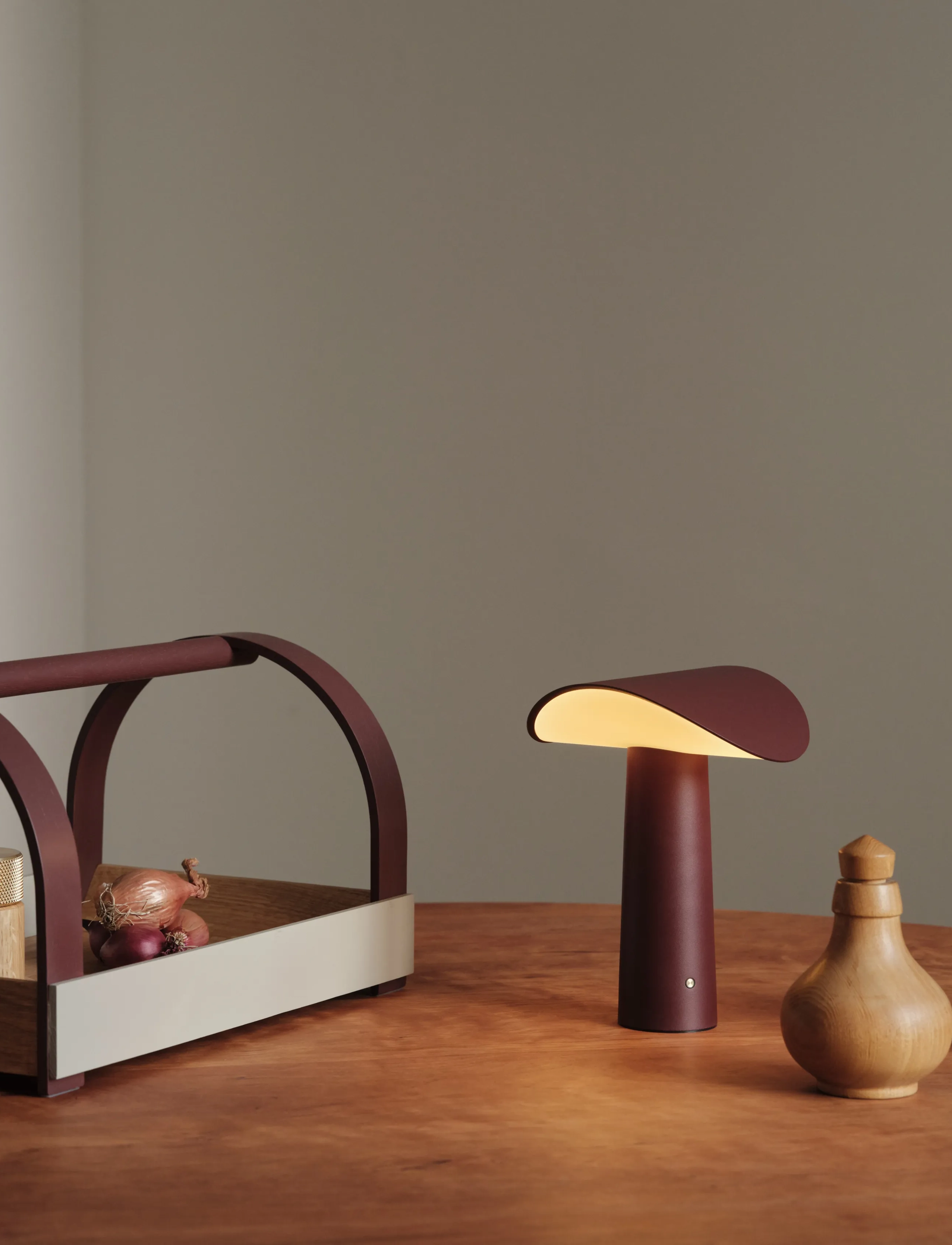 Gejst Lium Portable Lamp, 22.5 cm X 17.5 cm X 16.5 cm, Burgundy, Lamper > Bordlamper, Unisex