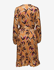 Gestuz - Orangina wrap dress HS18 - slå-om-kjoler - orange flower print - 1