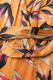Gestuz - Orangina wrap dress HS18 - slå-om-kjoler - orange flower print - 3