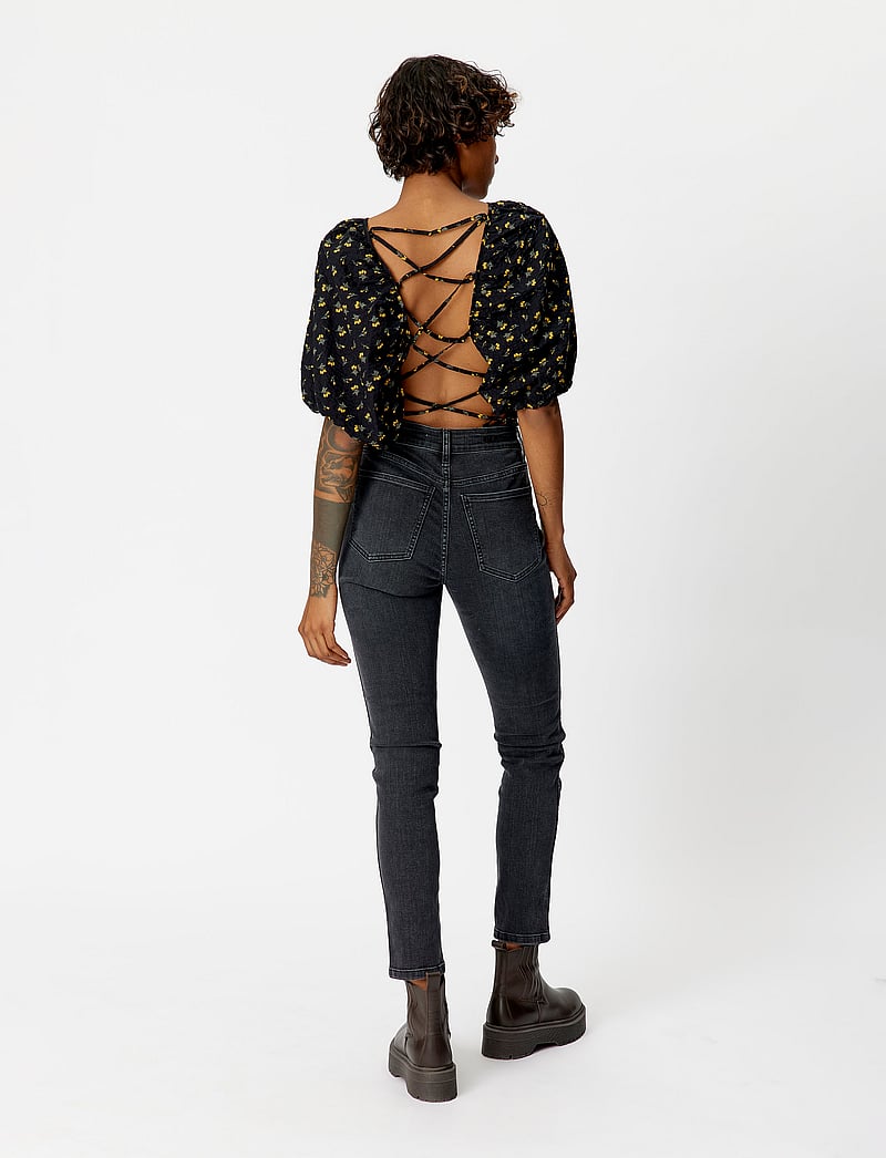 Gestuz - AveryGZ top - crop tops - tulip black and yellow - 3