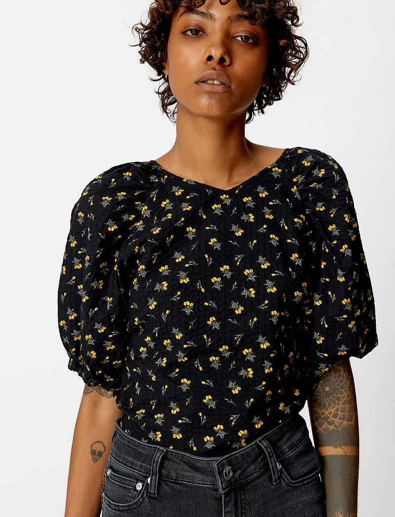 Gestuz - AveryGZ top - crop tops - tulip black and yellow - 4