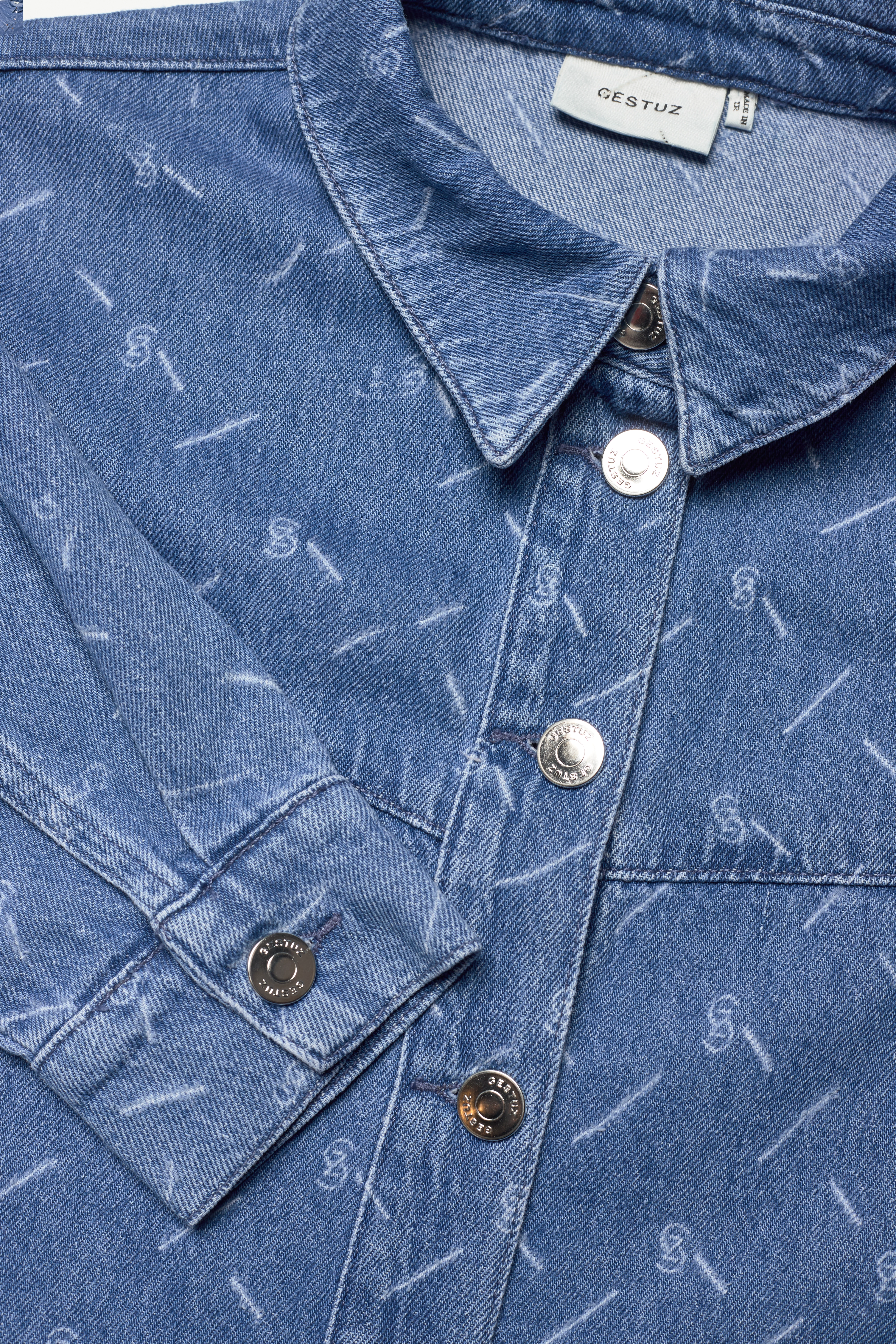 Gestuz - LuvinaGZ OZ shirt - washed mid blue logo - 2