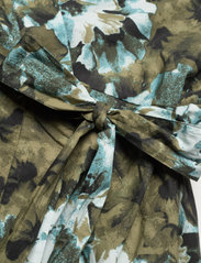 Gestuz - BlishaGZ wrap dress - wickelkleider - artistic blue flower - 5