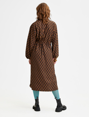 Gestuz - LithildeGZ long dress - midi kjoler - brown graphical logo - 4