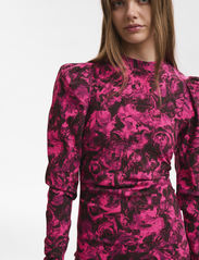 Gestuz - RavaGZ slim dress - ballīšu apģērbs par outlet cenām - pink peacock art - 2