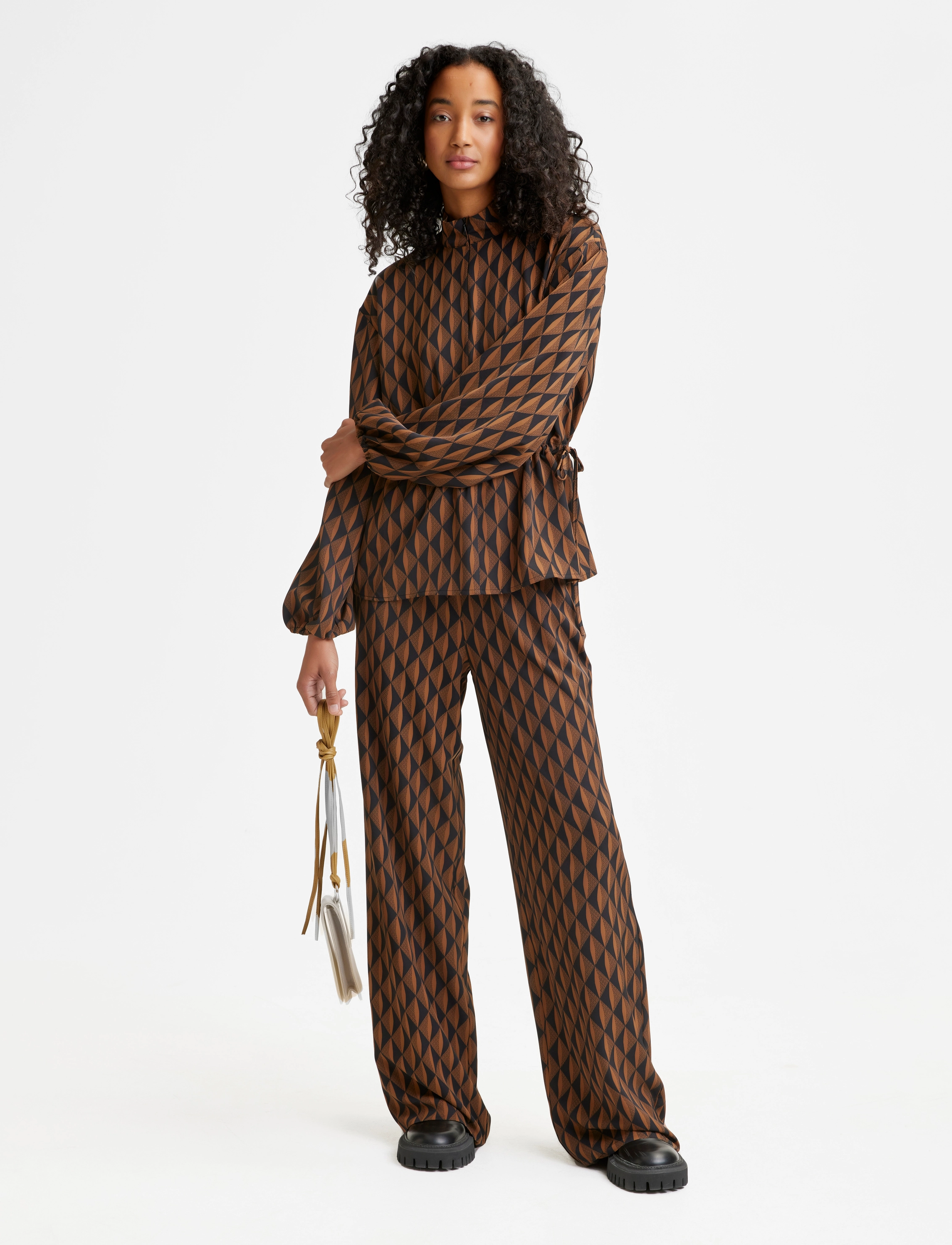 Gestuz - LithildeGZ HW pants - brown graphical logo - 2