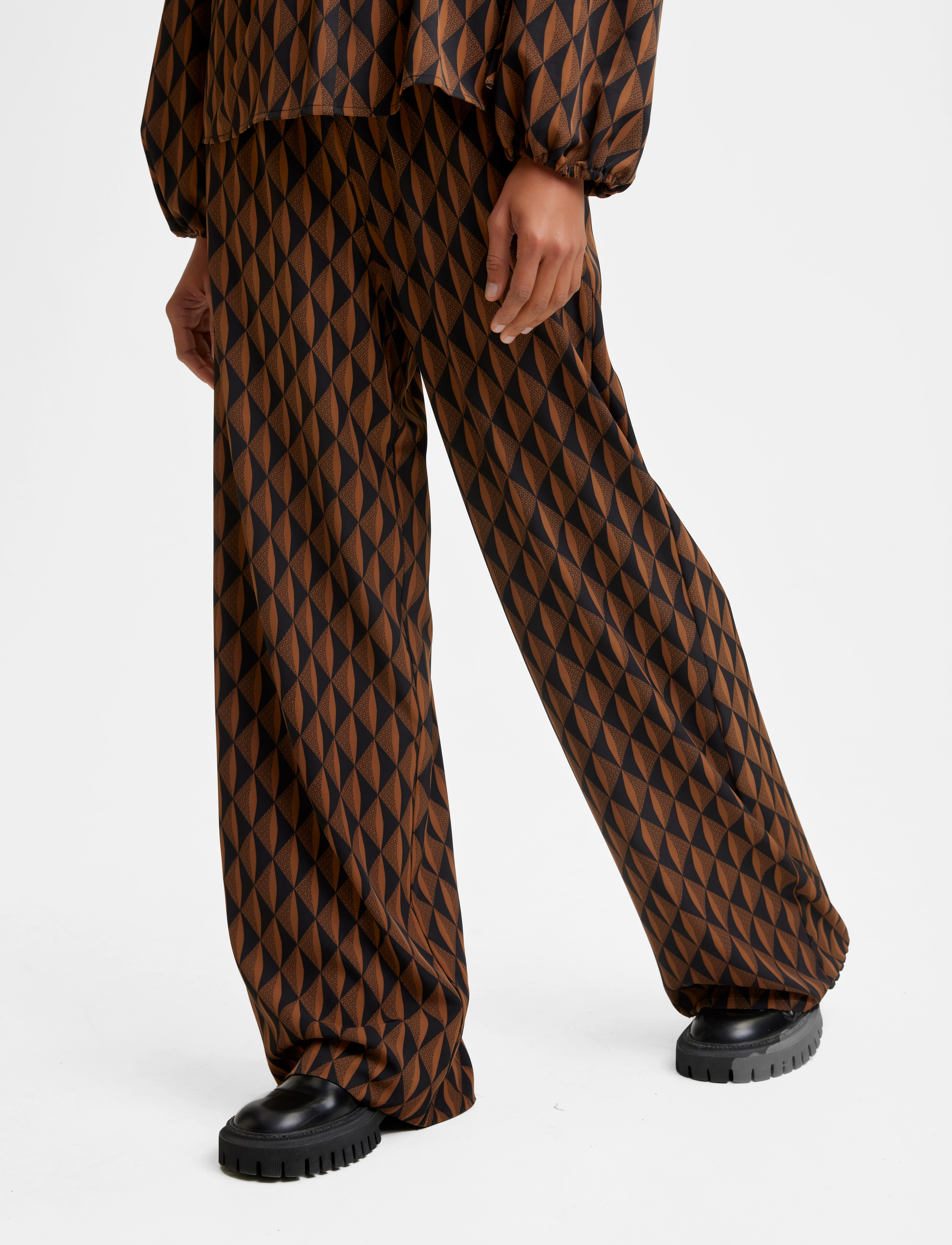 Gestuz - LithildeGZ HW pants - brown graphical logo - 4