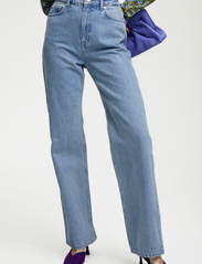 Gestuz - Leia HW straight jeans - straight jeans - washed mid blue - 4