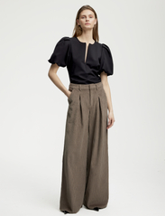 Gestuz - BlancaGZ blouse - short-sleeved blouses - black - 2