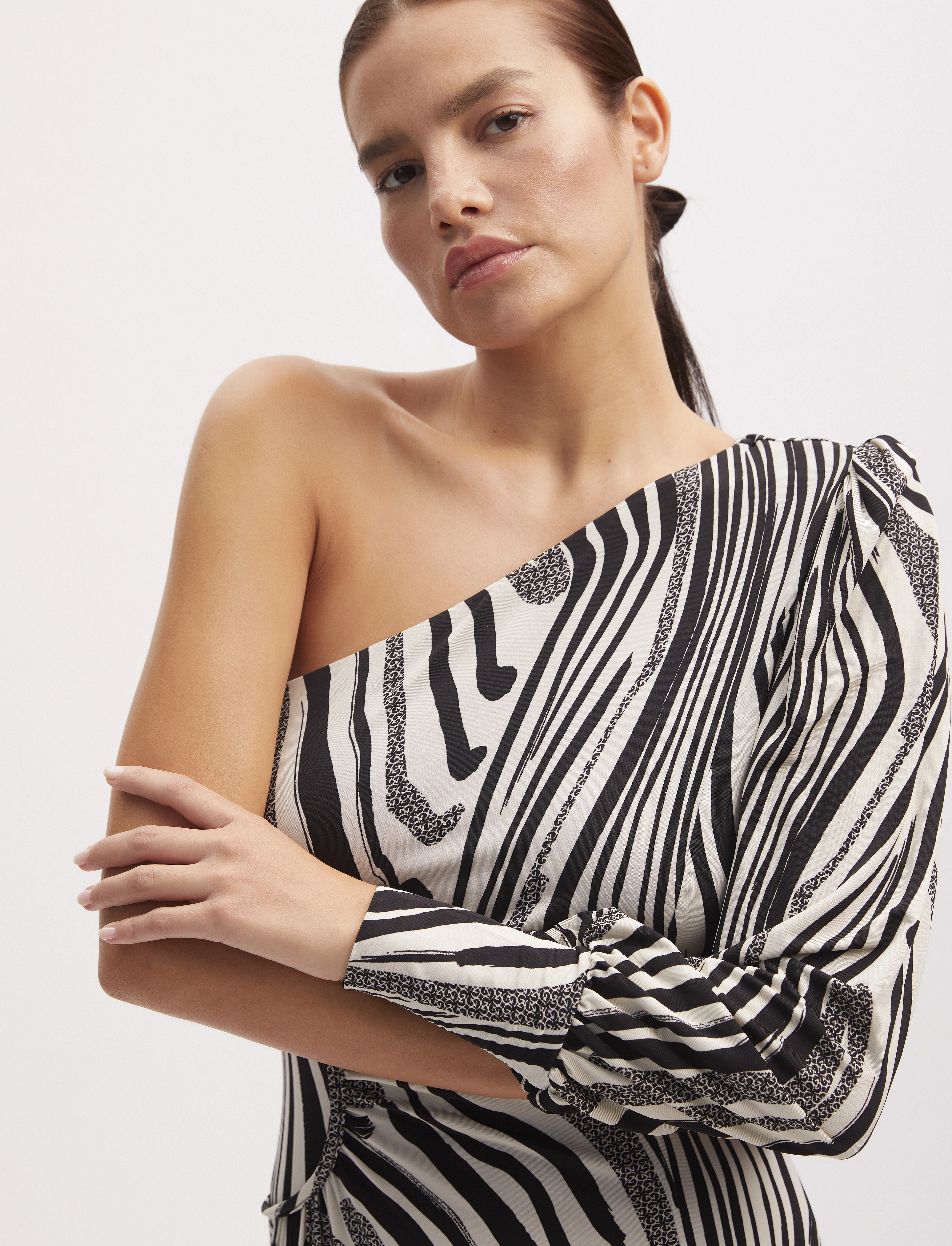 Gestuz - OdaGZ p one shoulder dress - festtøj til outletpriser - black/silver birch logo - 4